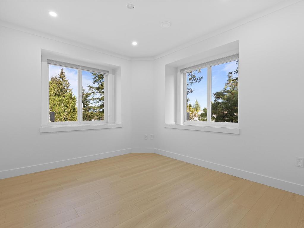 









15584


89b

Avenue,
Surrey,




BC
V3R 4K9

