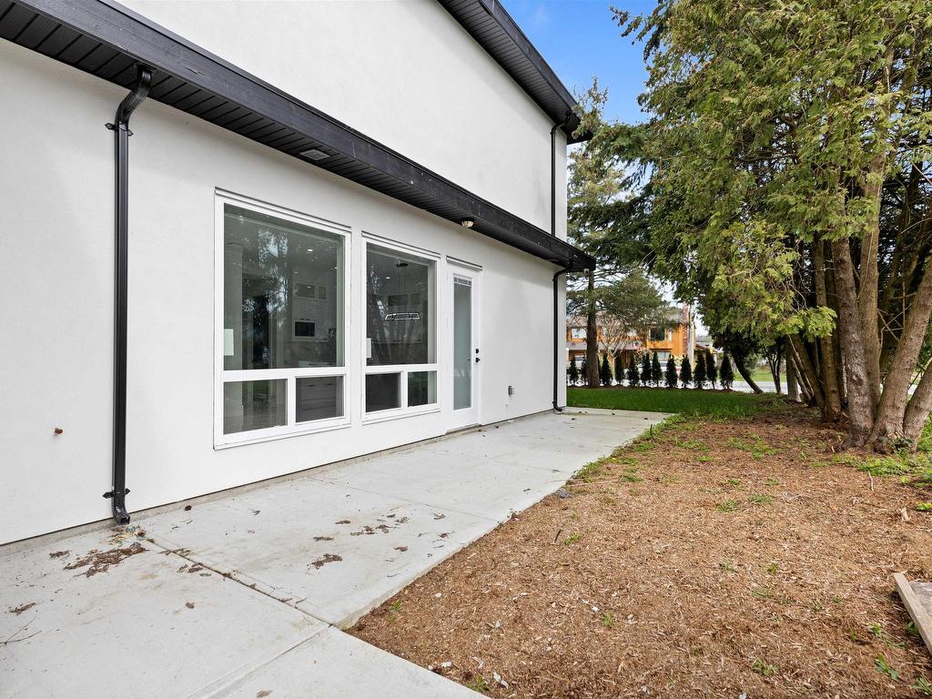 









15584


89b

Avenue,
Surrey,




BC
V3R 4K9

