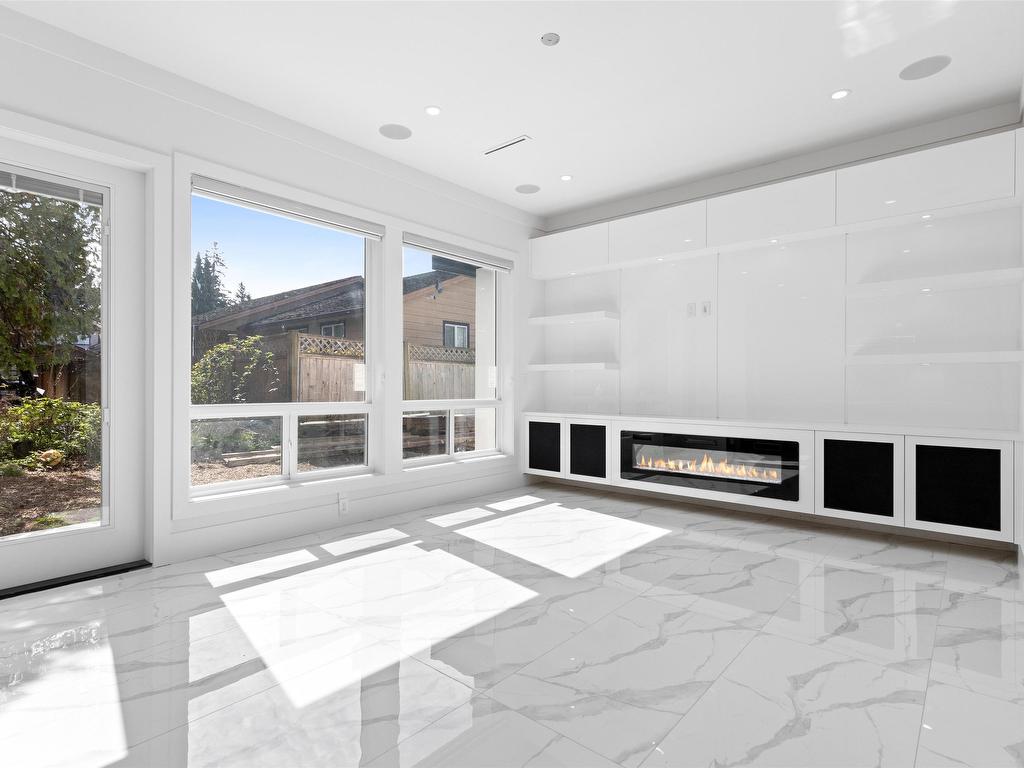 









15584


89b

Avenue,
Surrey,




BC
V3R 4K9

