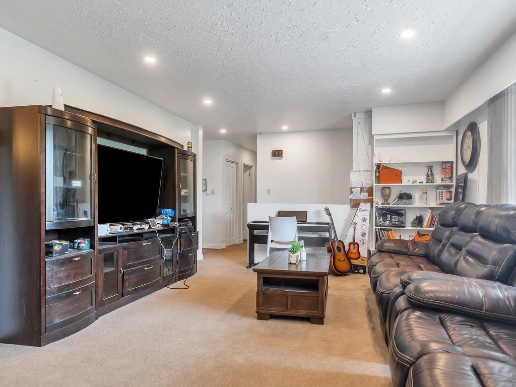 









32670


Avalon

Crescent,
Abbotsford,




BC
V2T 3S6


