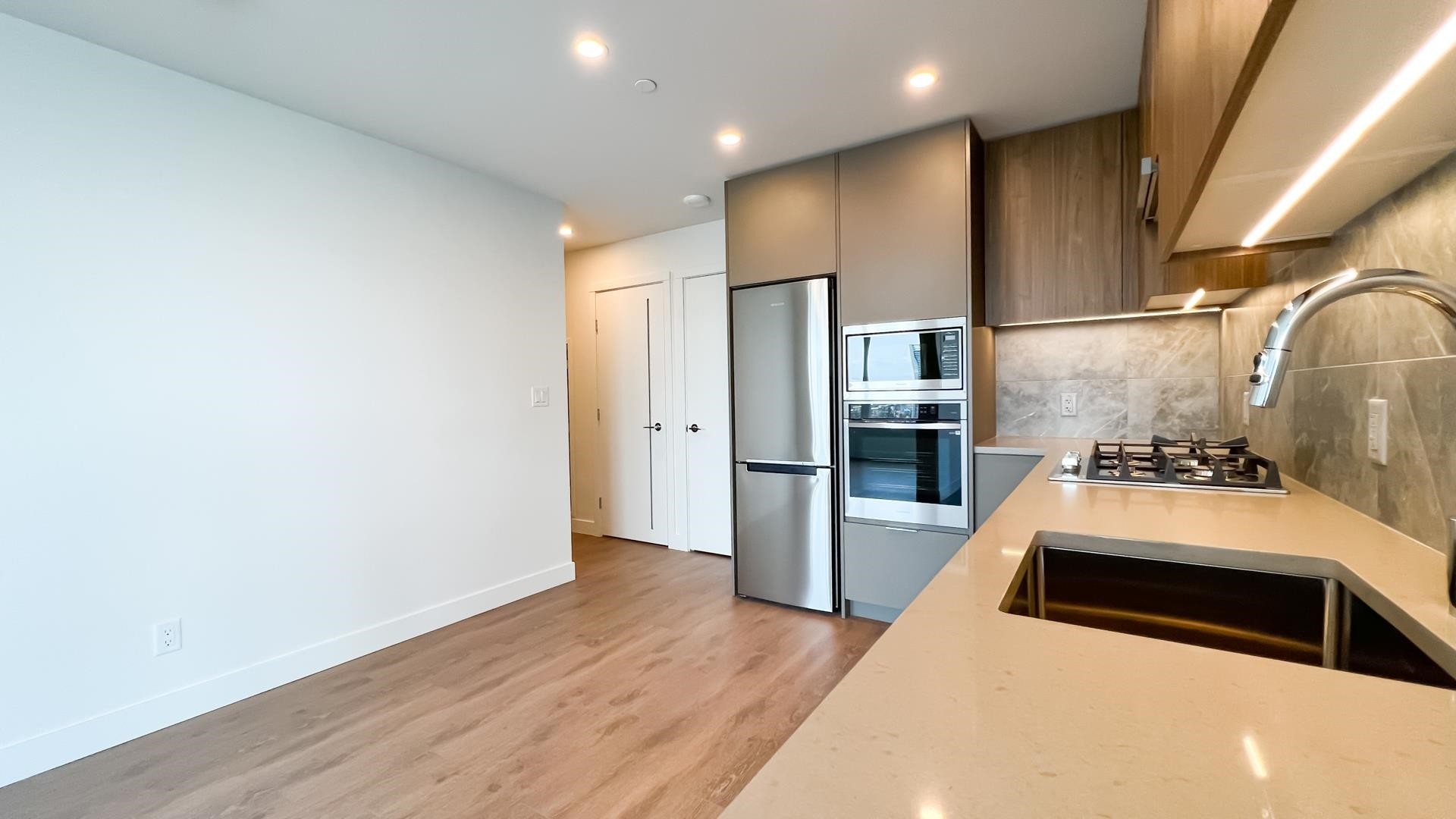 









13359


Old Yale

Road, 1602,
Surrey,




BC
V3T 0S4


