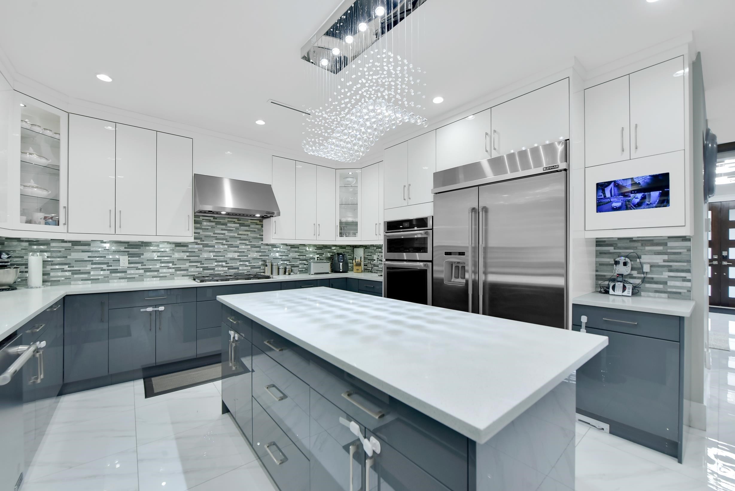 









10266


126

Street,
Surrey,




BC
V3V 5E7

