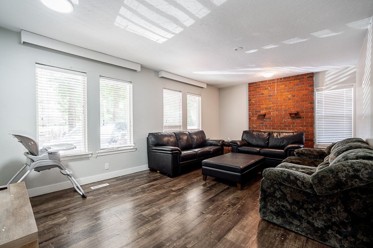 









19273


80

Avenue,
Surrey,




BC
V4N 4J1

