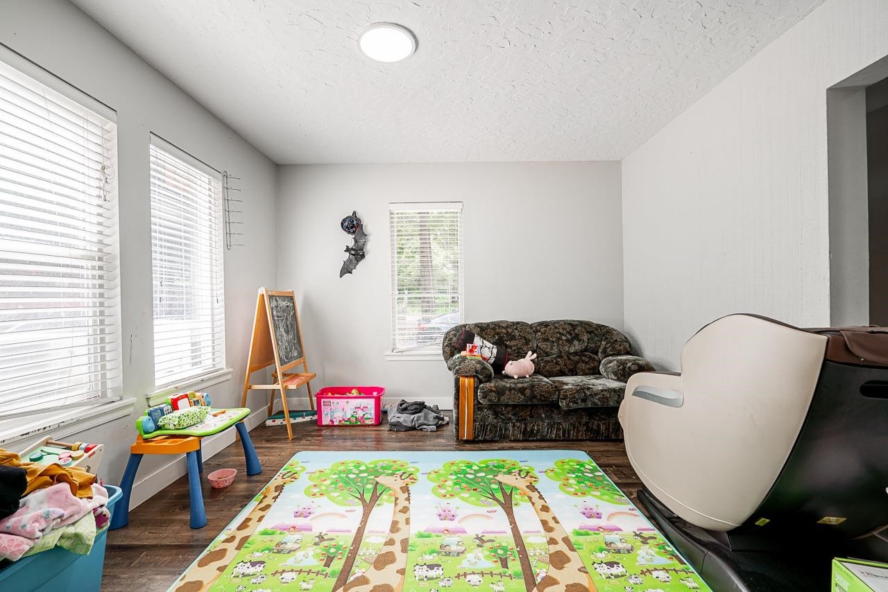 









19273


80

Avenue,
Surrey,




BC
V4N 4J1

