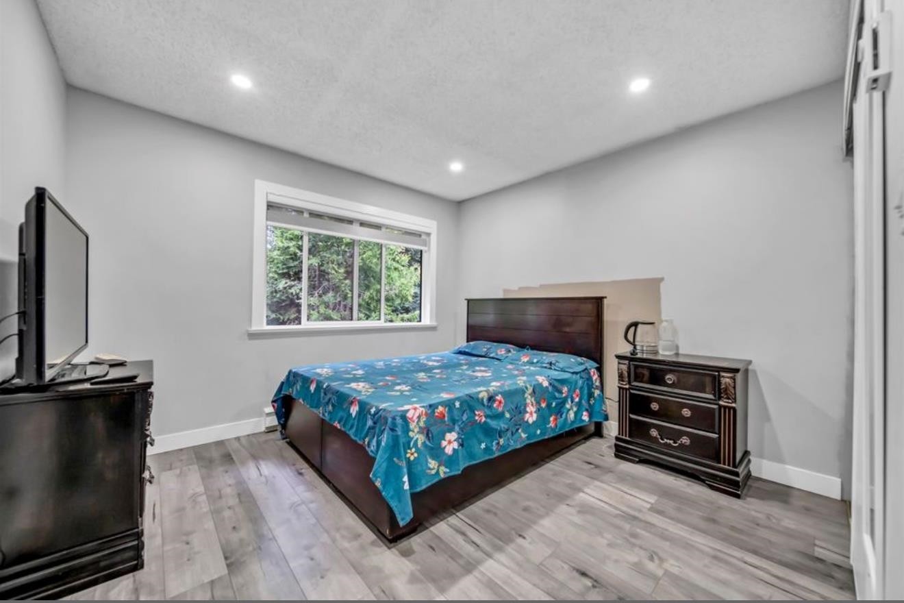 









13339


70b

Avenue,
Surrey,




BC
V3W 7Z3

