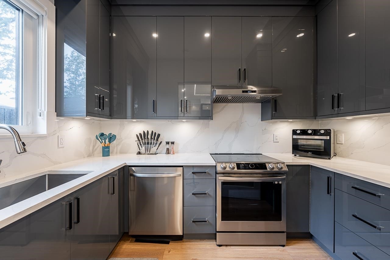 









7663


127

Street,
Surrey,




BC
V3W 4B1

