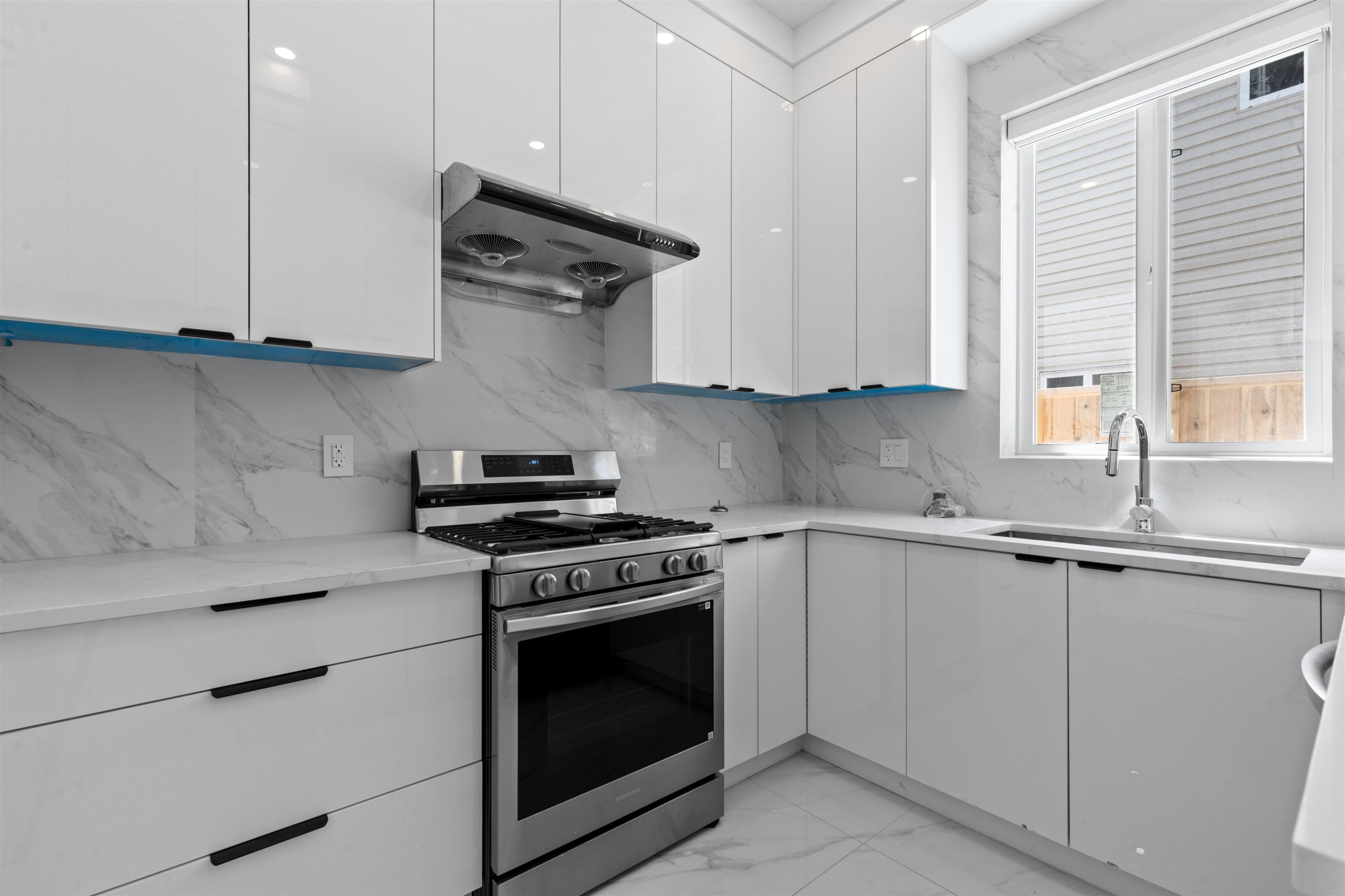 









15576


89b

Avenue,
Surrey,




BC
V3R 4K9

