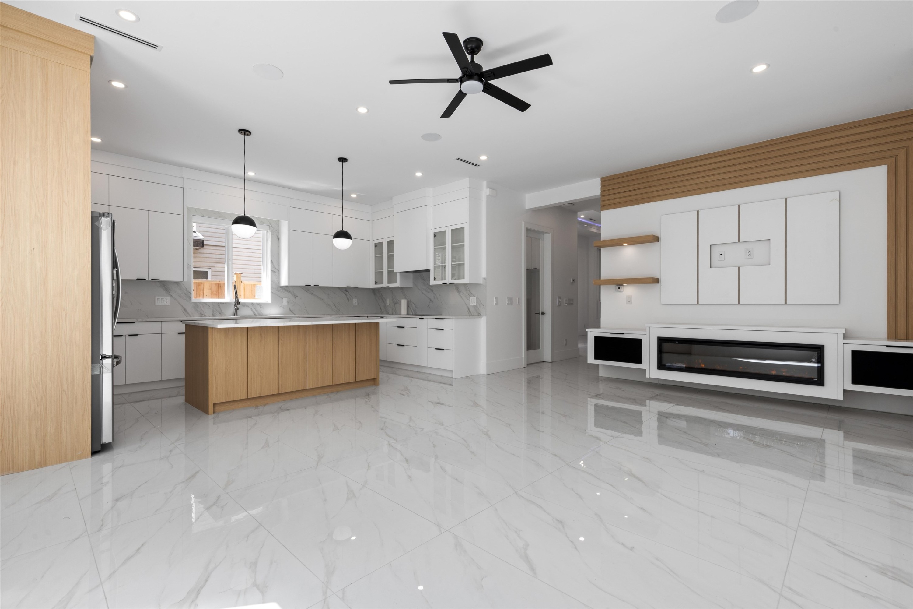 









15576


89b

Avenue,
Surrey,




BC
V3R 4K9


