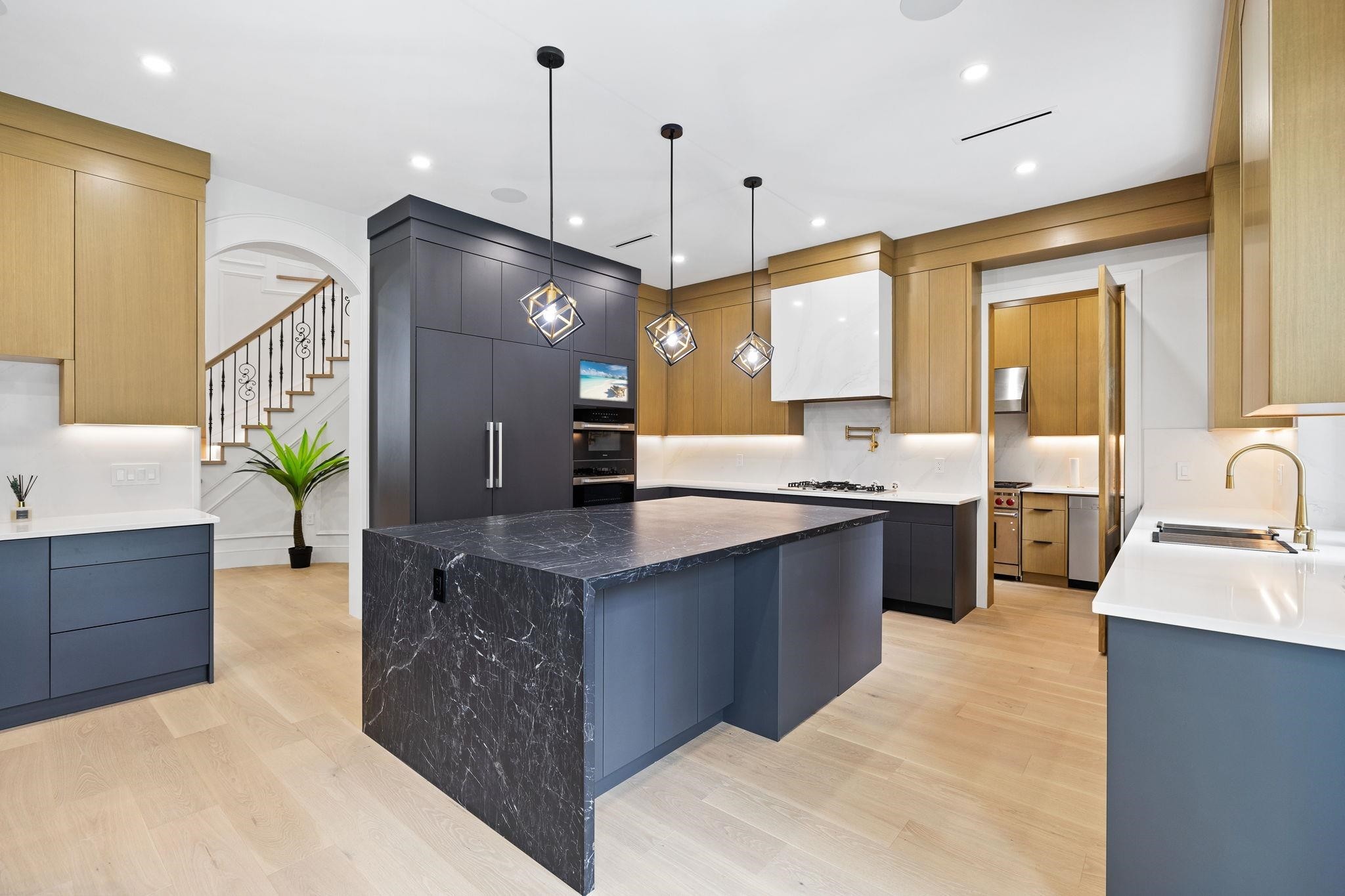 









10258


128a

Street,
Surrey,




BC
V3T 3E8

