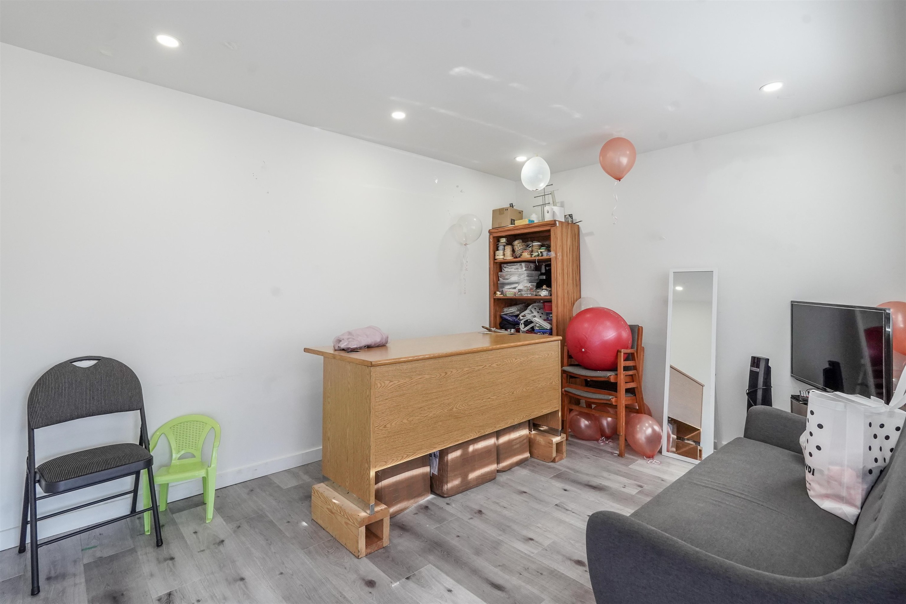 









13076


64

Avenue,
Surrey,




BC
V3W 1X7

