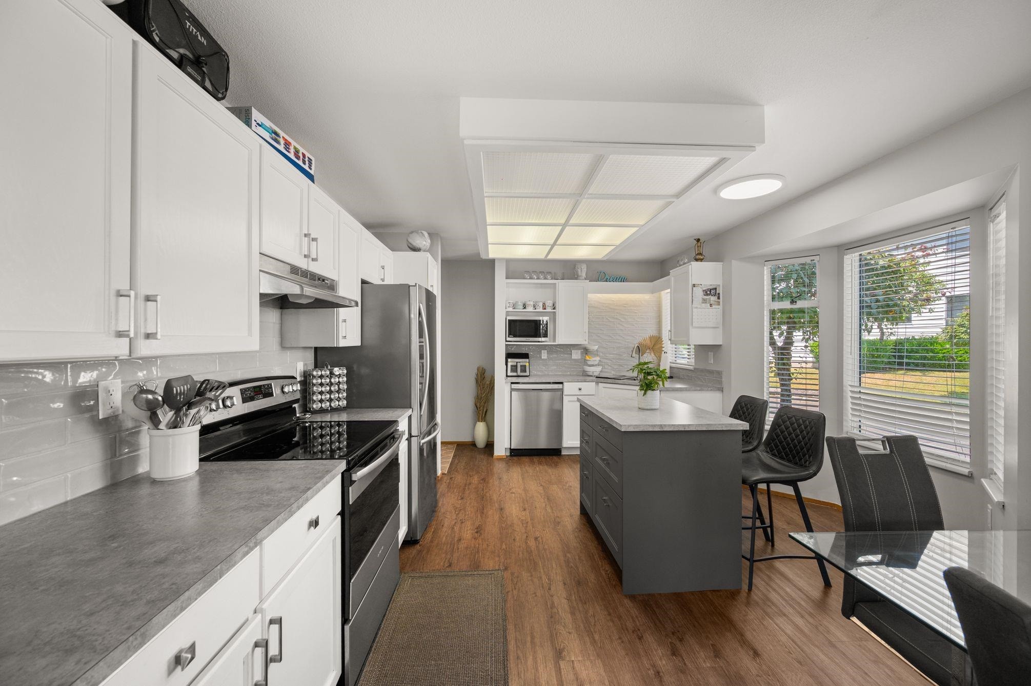 









7156


121

Street, 131,
Surrey,




BC
V3W 0J6

