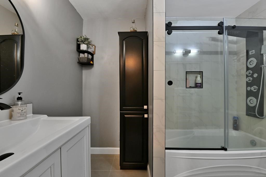 









9467


Prince Charles

Boulevard, 122,
Surrey,




BC
V3V 7G1

