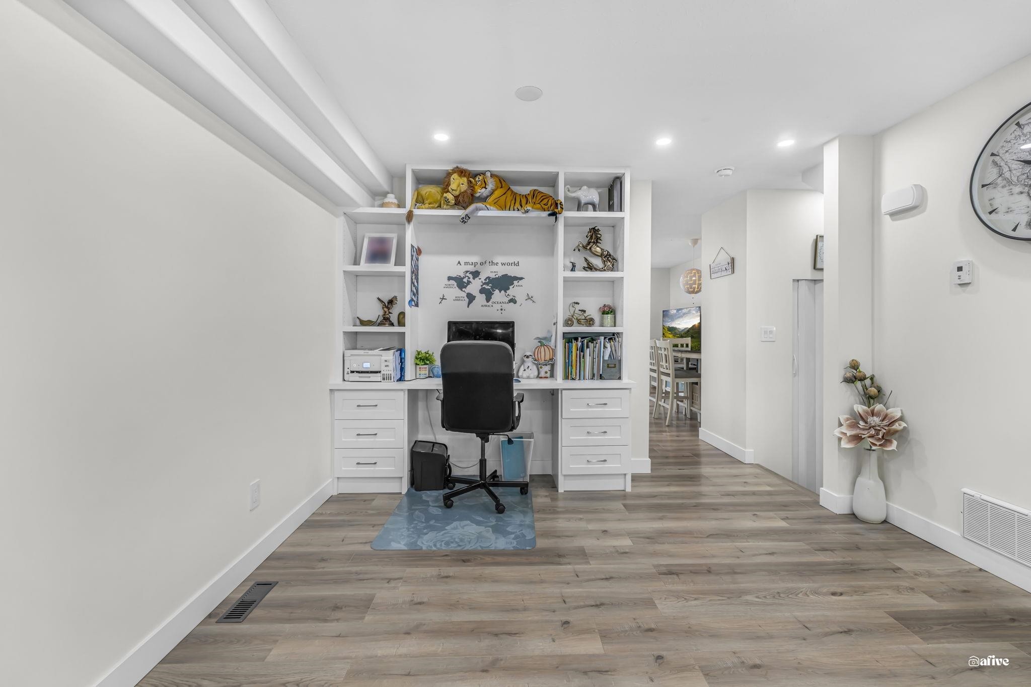 









6533


121

Street, 41,
Surrey,




BC
V3W 1M5


