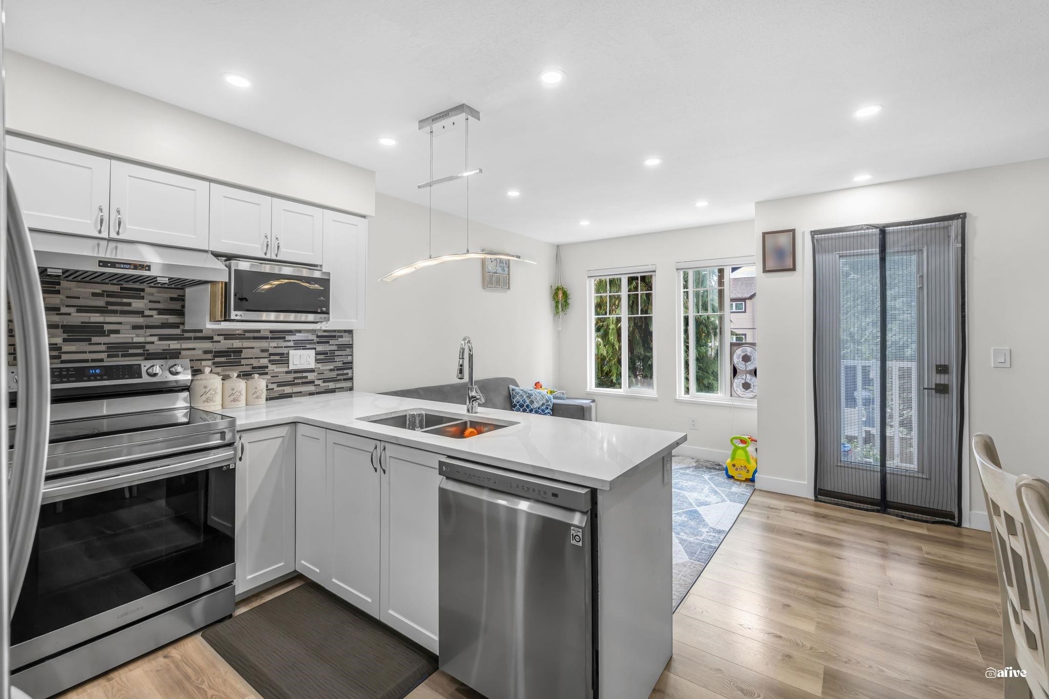 









6533


121

Street, 41,
Surrey,




BC
V3W 1M5

