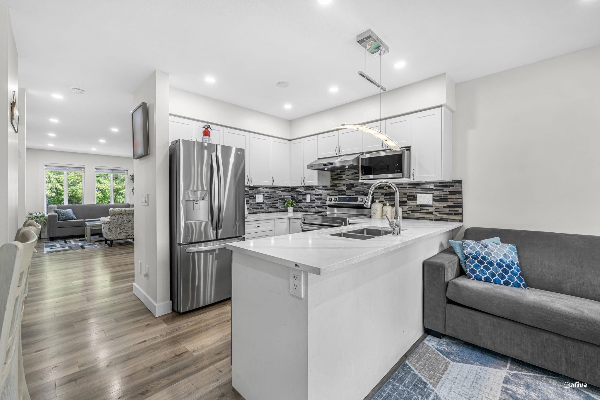 









6533


121

Street, 41,
Surrey,




BC
V3W 1M5

