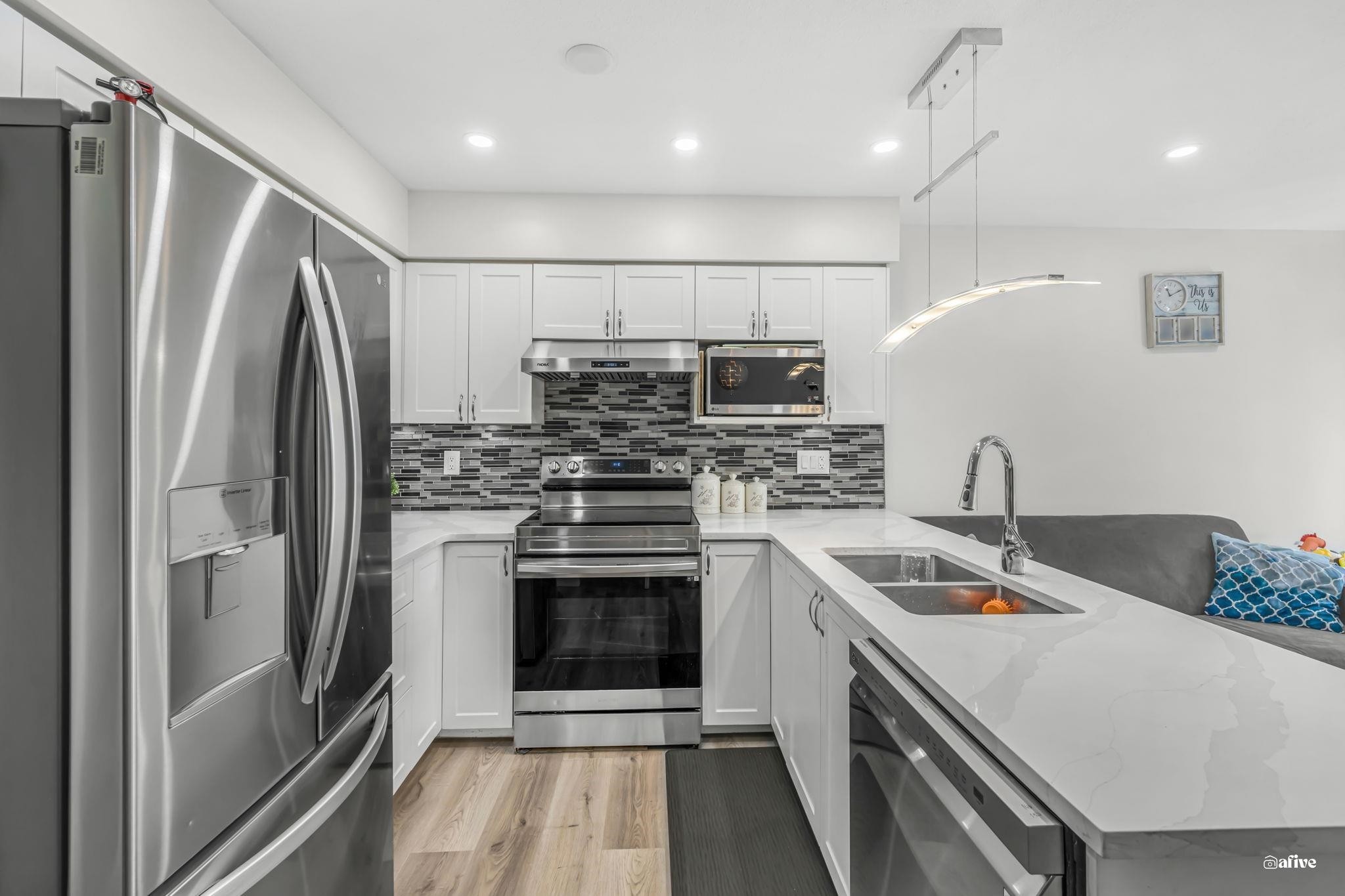 









6533


121

Street, 41,
Surrey,




BC
V3W 1M5

