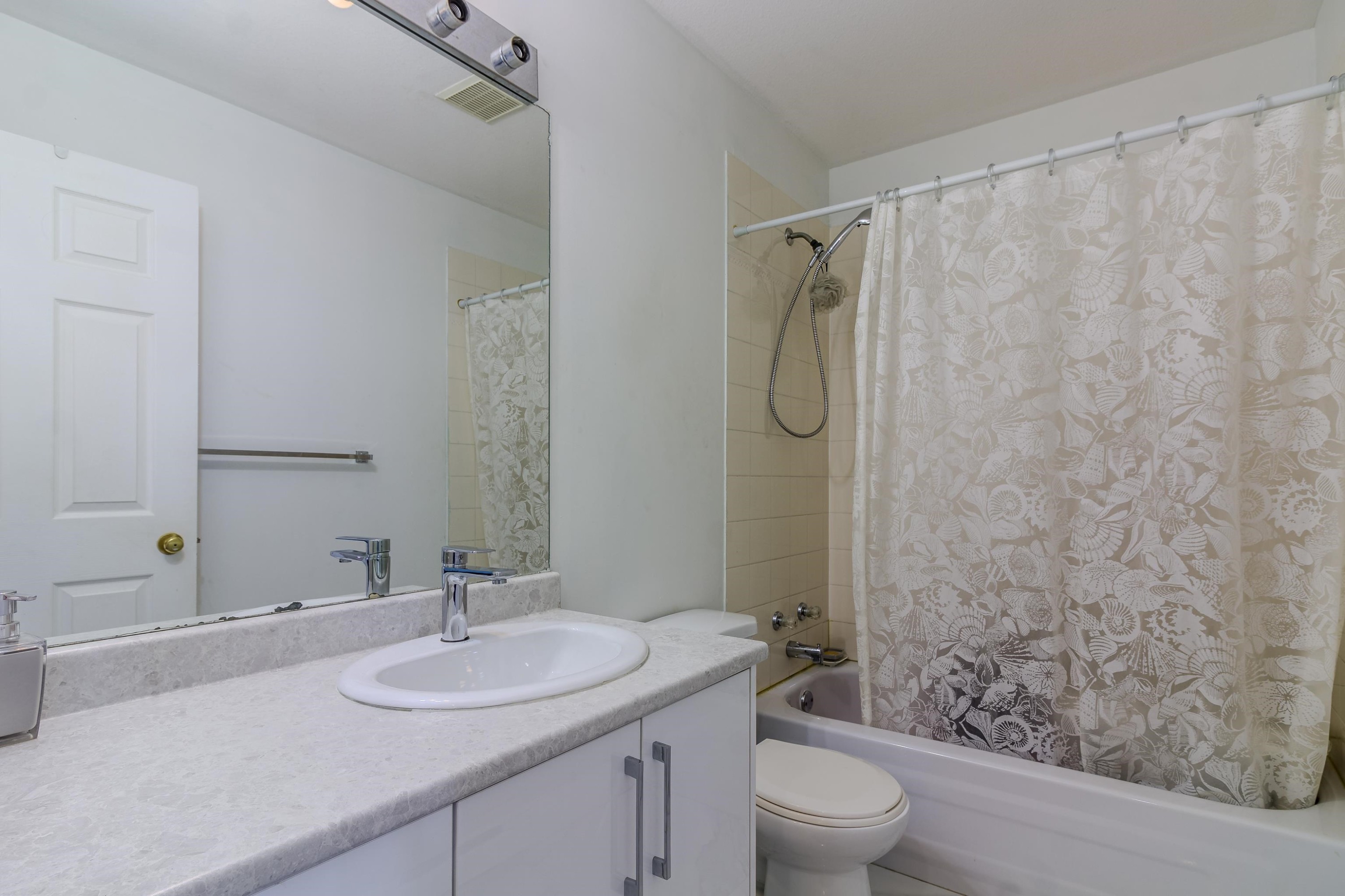 









3070


Townline

Road, 6,
Abbotsford,




BC
V2T 5M2

