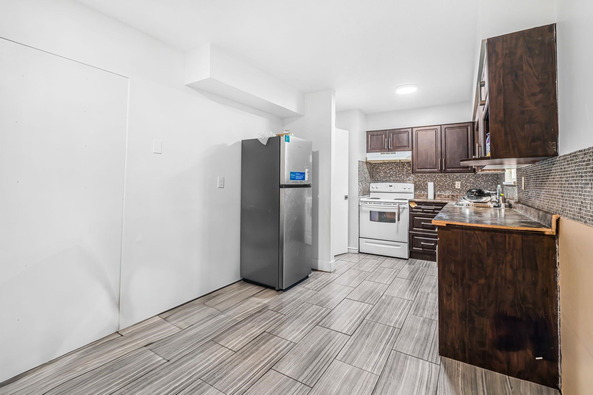 









6848


135

Street,
Surrey,




BC
V3W 4W6

