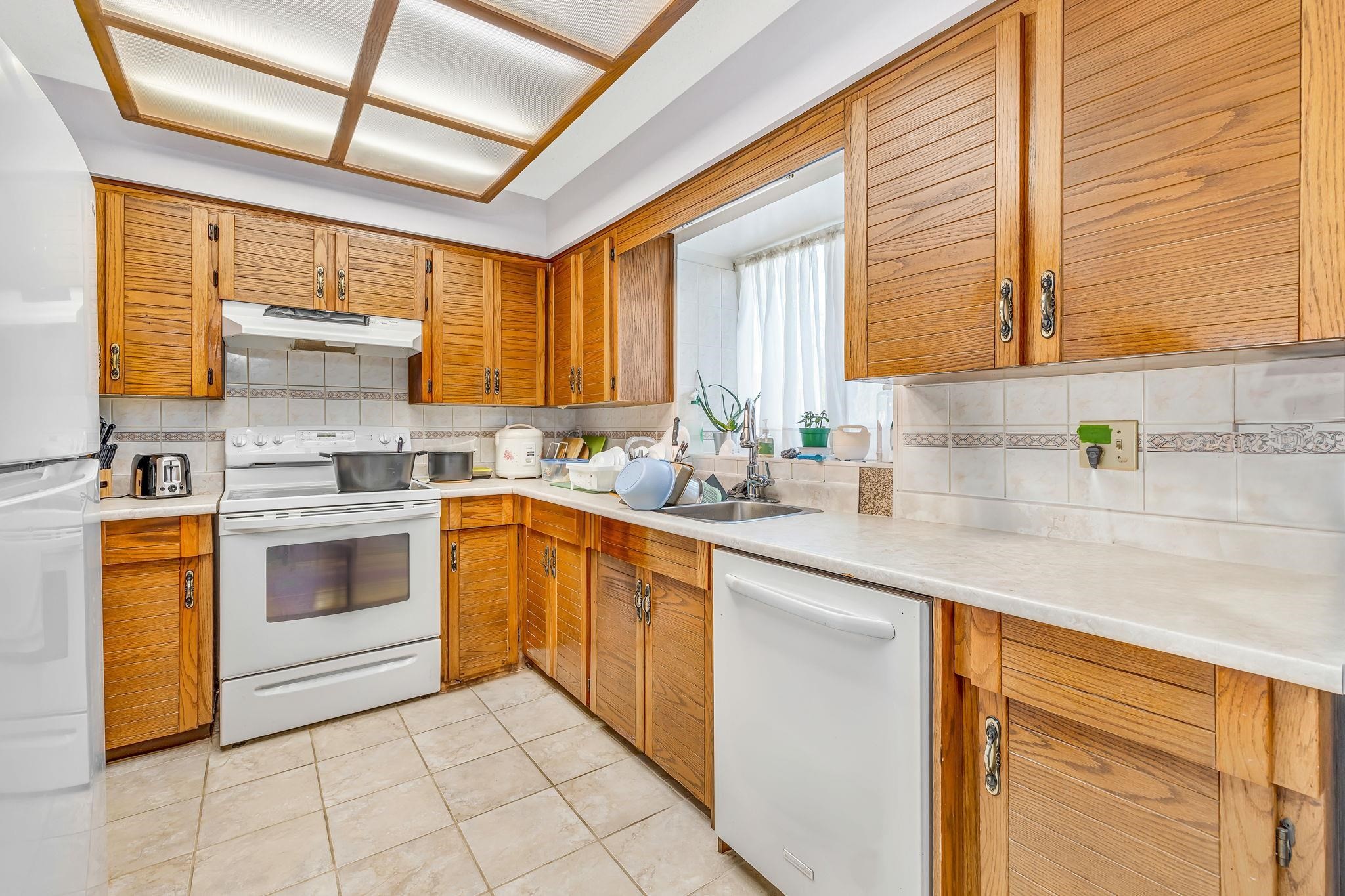 









15420


96

Avenue,
Surrey,




BC
V3R 1G5

