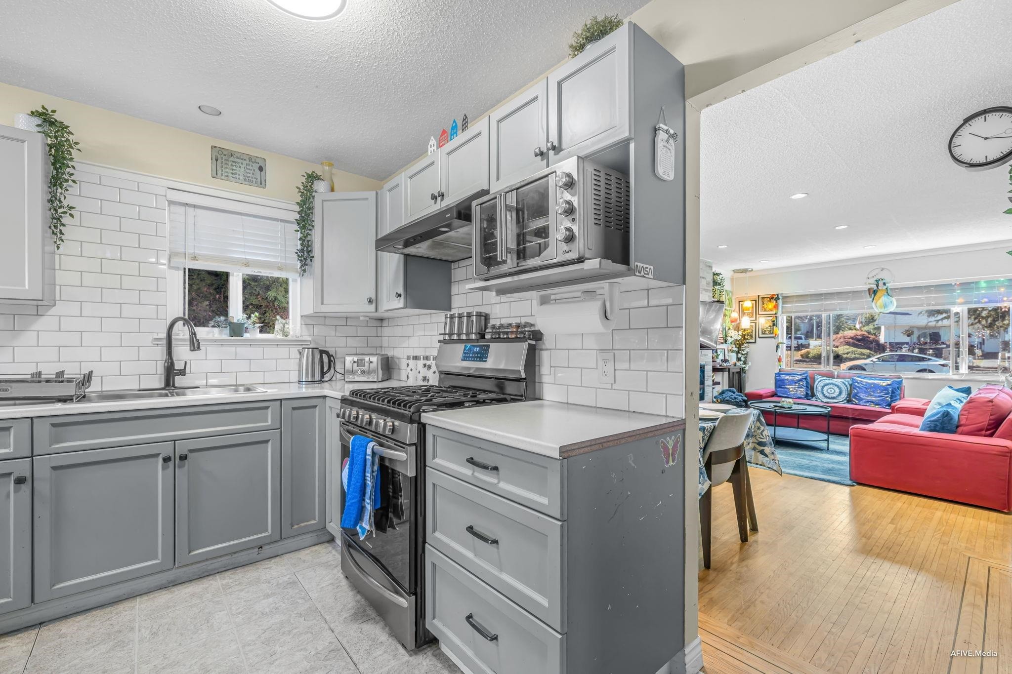 









11475


92a

Avenue,
Delta,




BC
V4C 3M6

