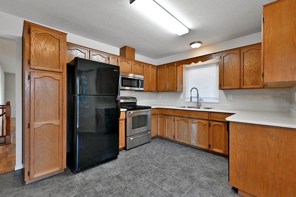 









6027


Morgan

Drive,
Surrey,




BC
V3S 3L9

