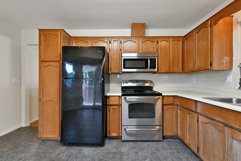









6027


Morgan

Drive,
Surrey,




BC
V3S 3L9

