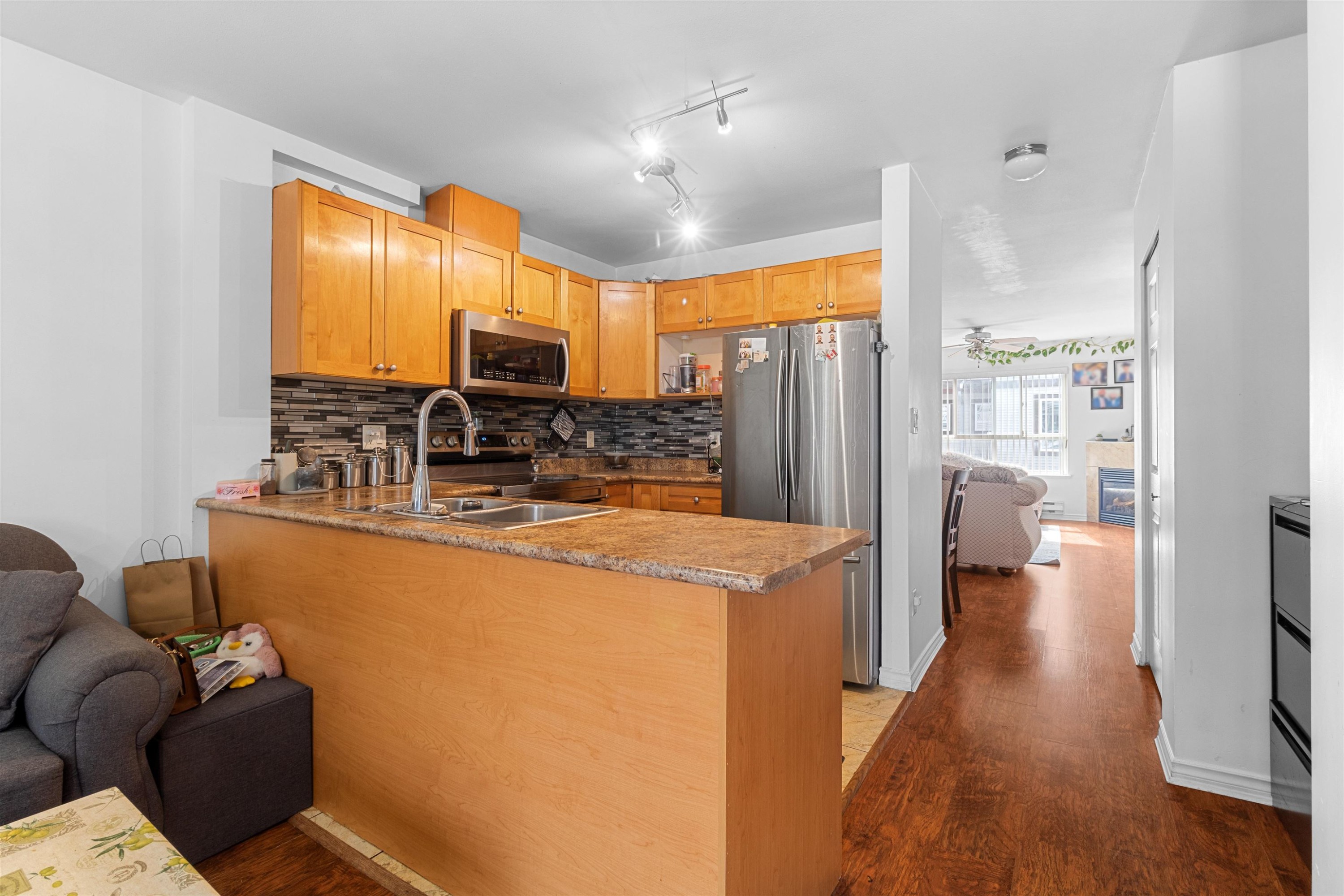 









12730


66

Avenue, 18,
Surrey,




BC
V3W 2A9

