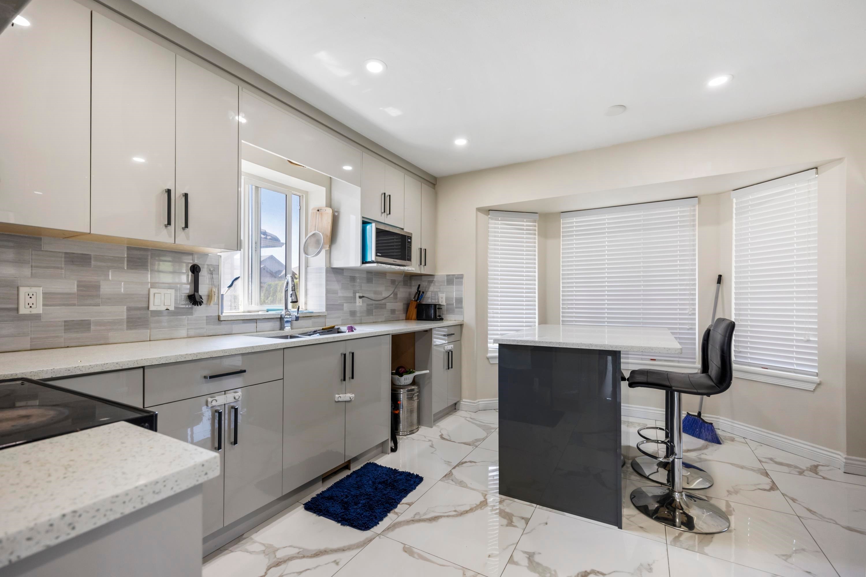 









30516


Robin

Drive,
Abbotsford,




BC
V2T 5S1

