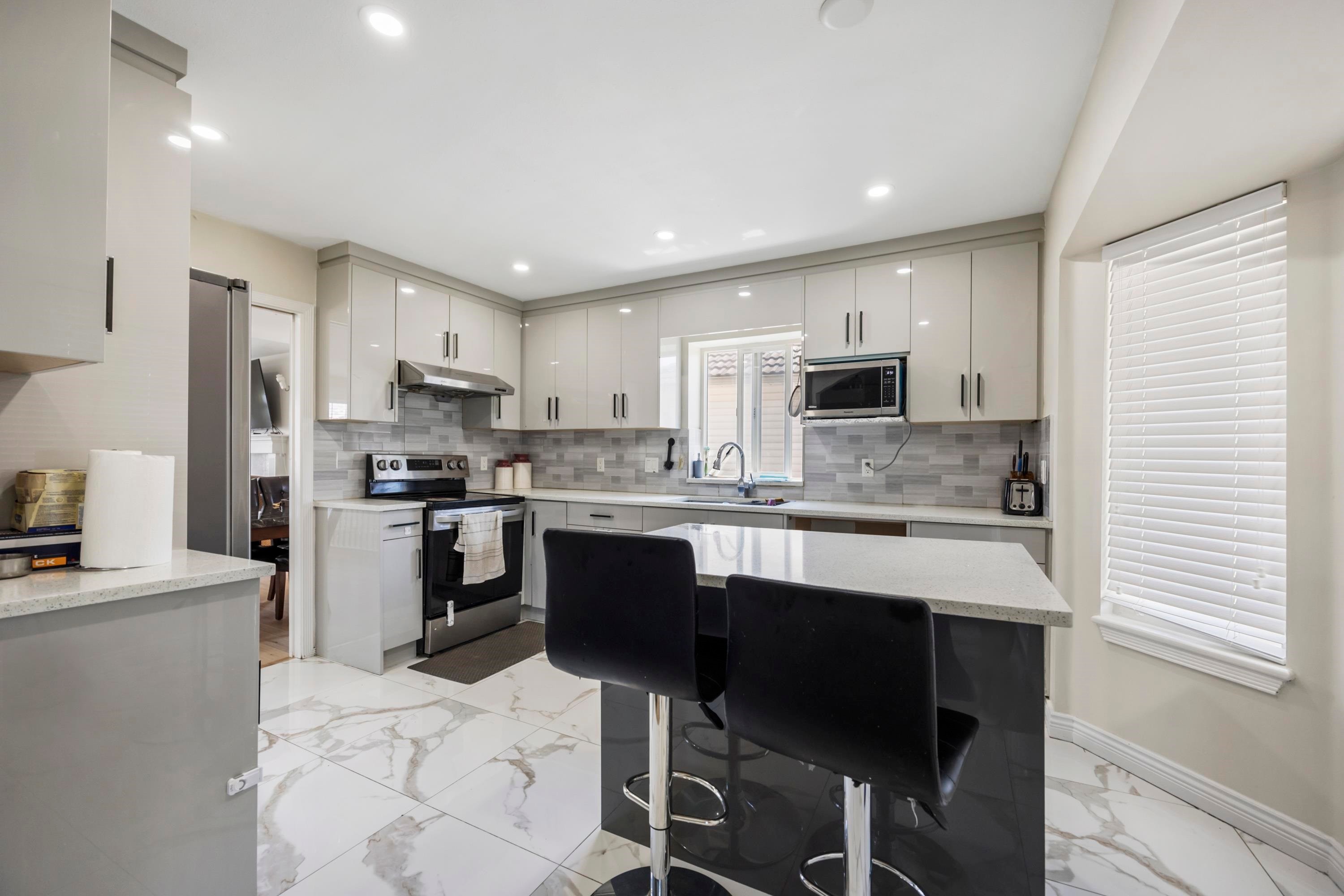 









30516


Robin

Drive,
Abbotsford,




BC
V2T 5S1

