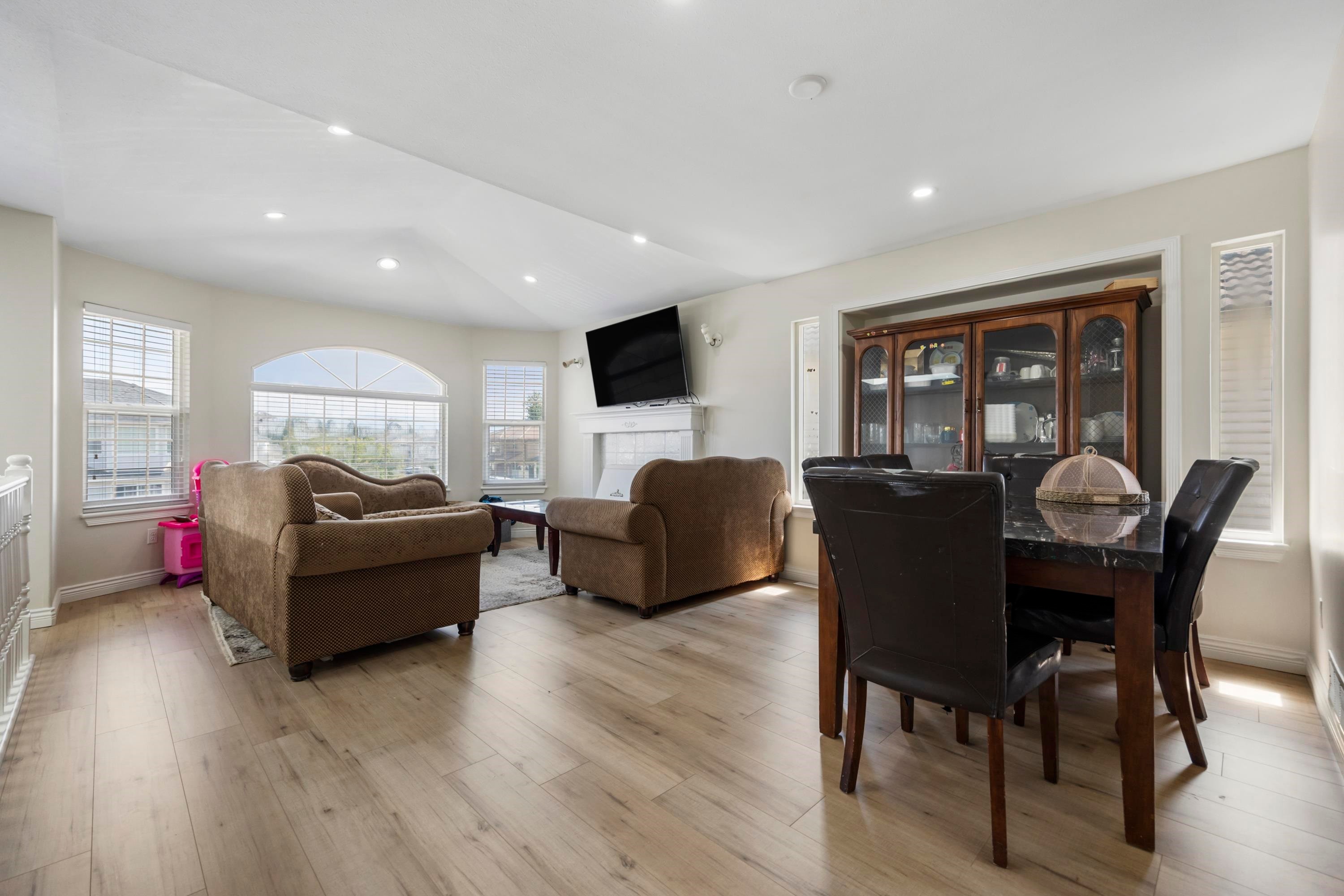 









30516


Robin

Drive,
Abbotsford,




BC
V2T 5S1

