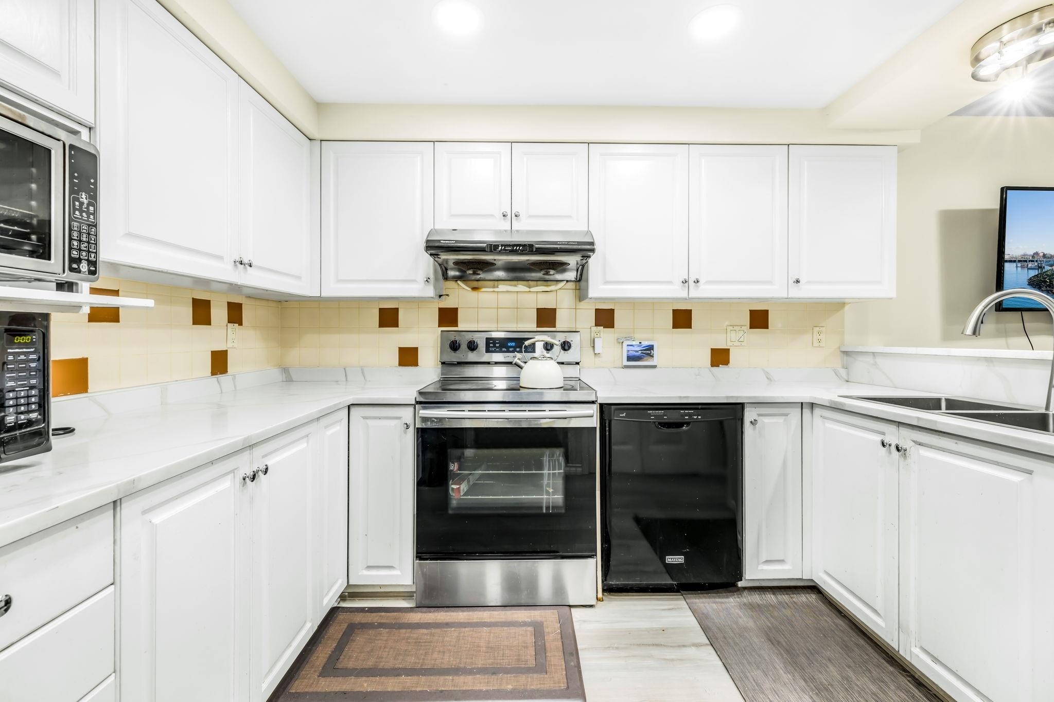 









6478


121

Street, 17,
Surrey,




BC
V3W 0Y5

