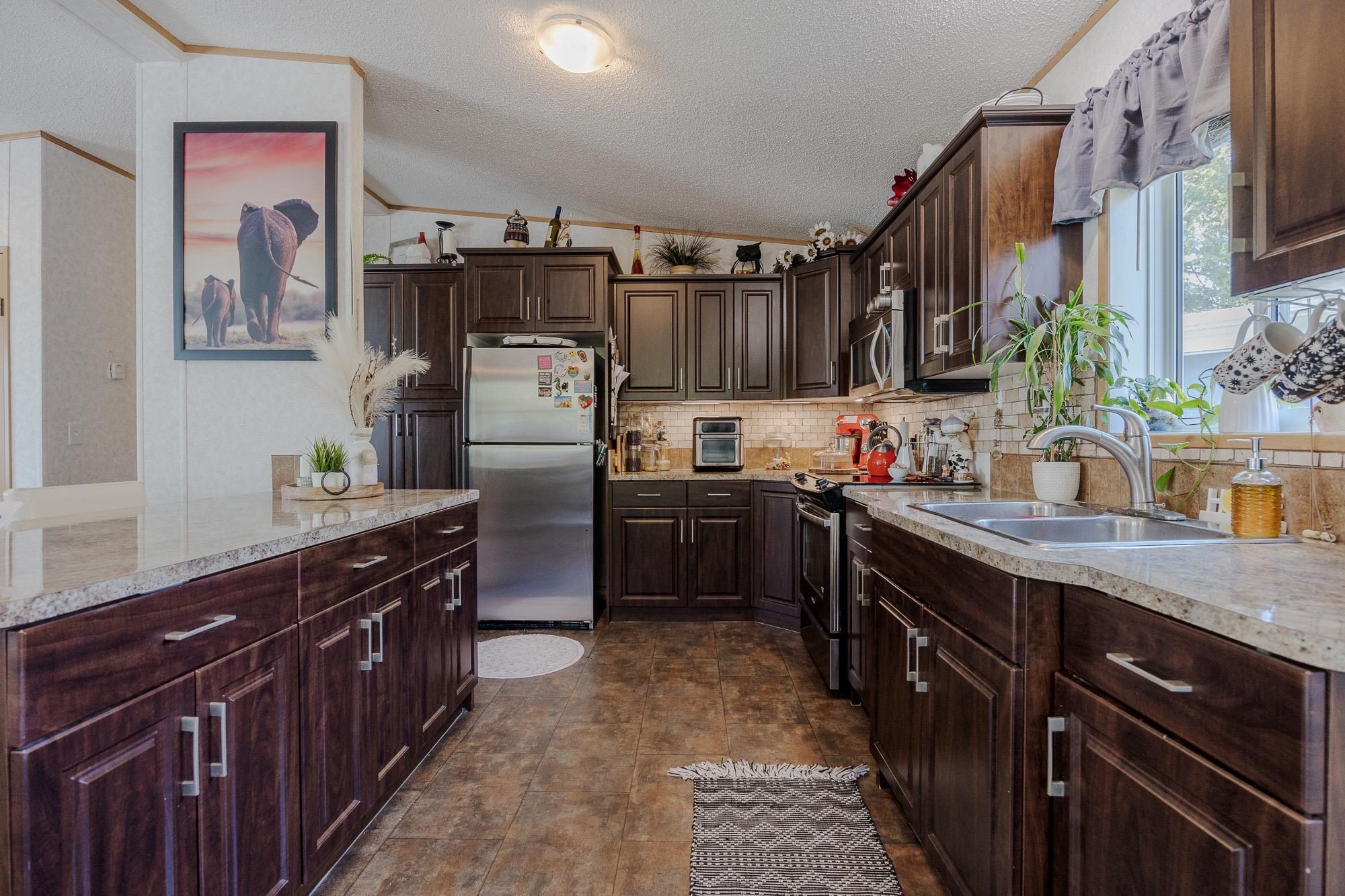 









8220


King George

Boulevard, 19,
Surrey,




BC
V3W 6E1

