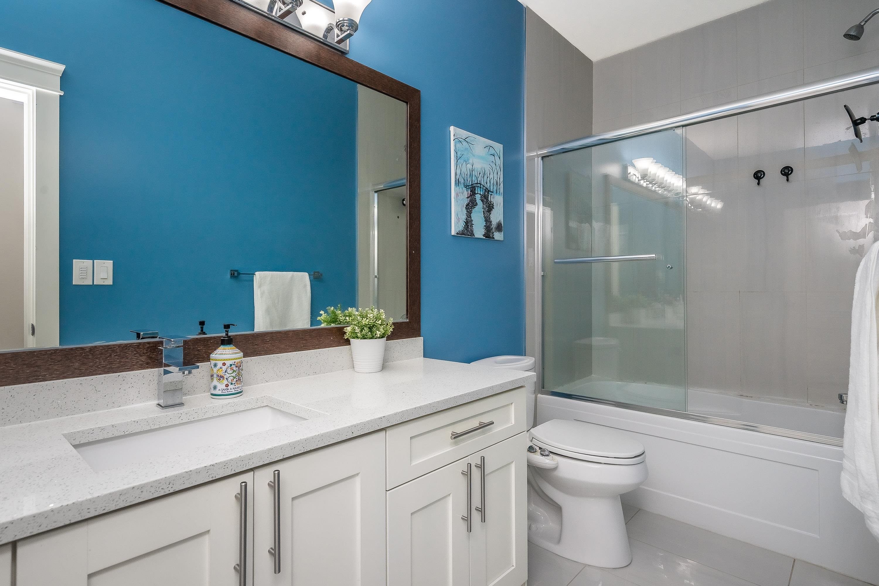 









33993


Mcphee

Place,
Mission,




BC
V2V 0E7

