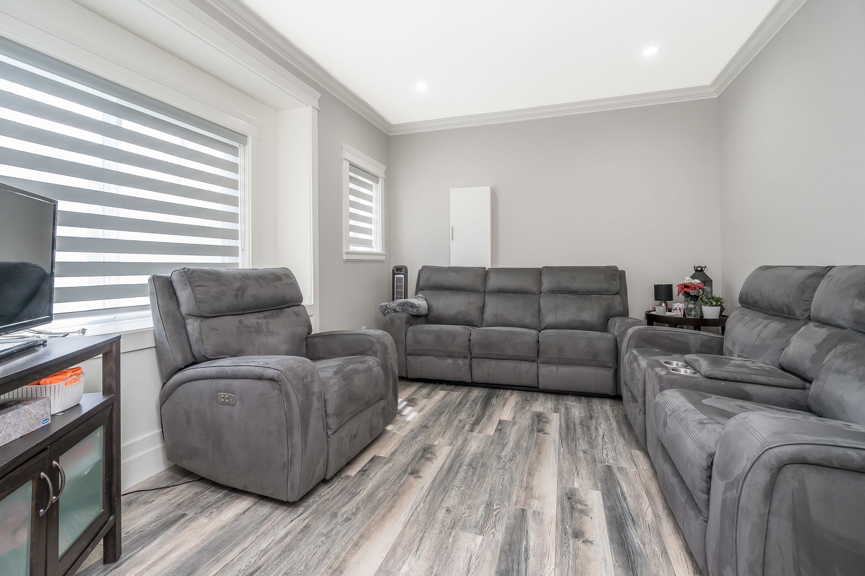 









33993


Mcphee

Place,
Mission,




BC
V2V 0E7

