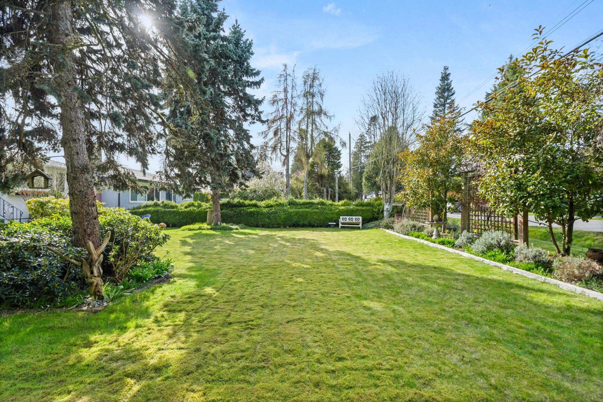 









13558


15

Avenue,
Surrey,




BC
V4A 1L2

