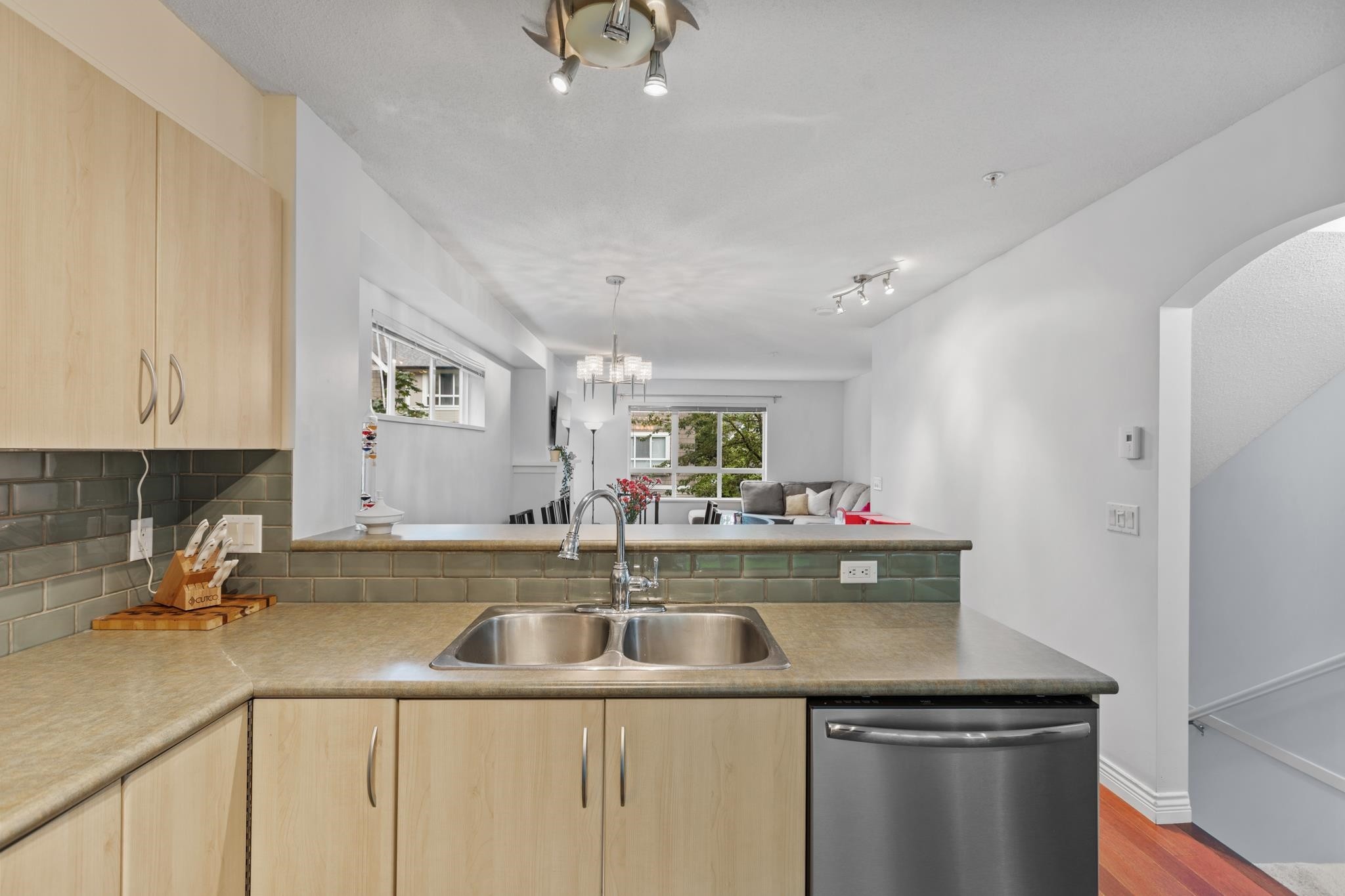 









6747


203

Street, 86,
Langley,




BC
V2Y 3B5

