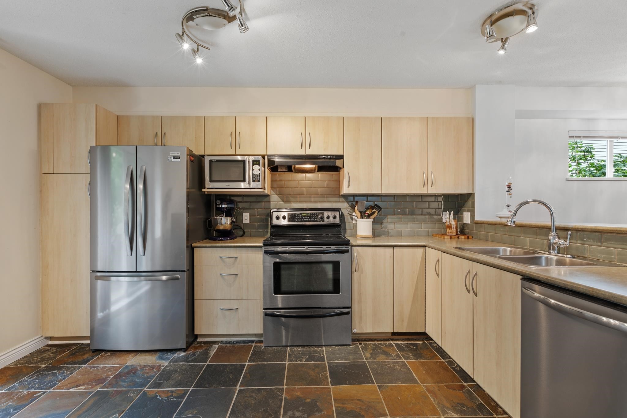 









6747


203

Street, 86,
Langley,




BC
V2Y 3B5

