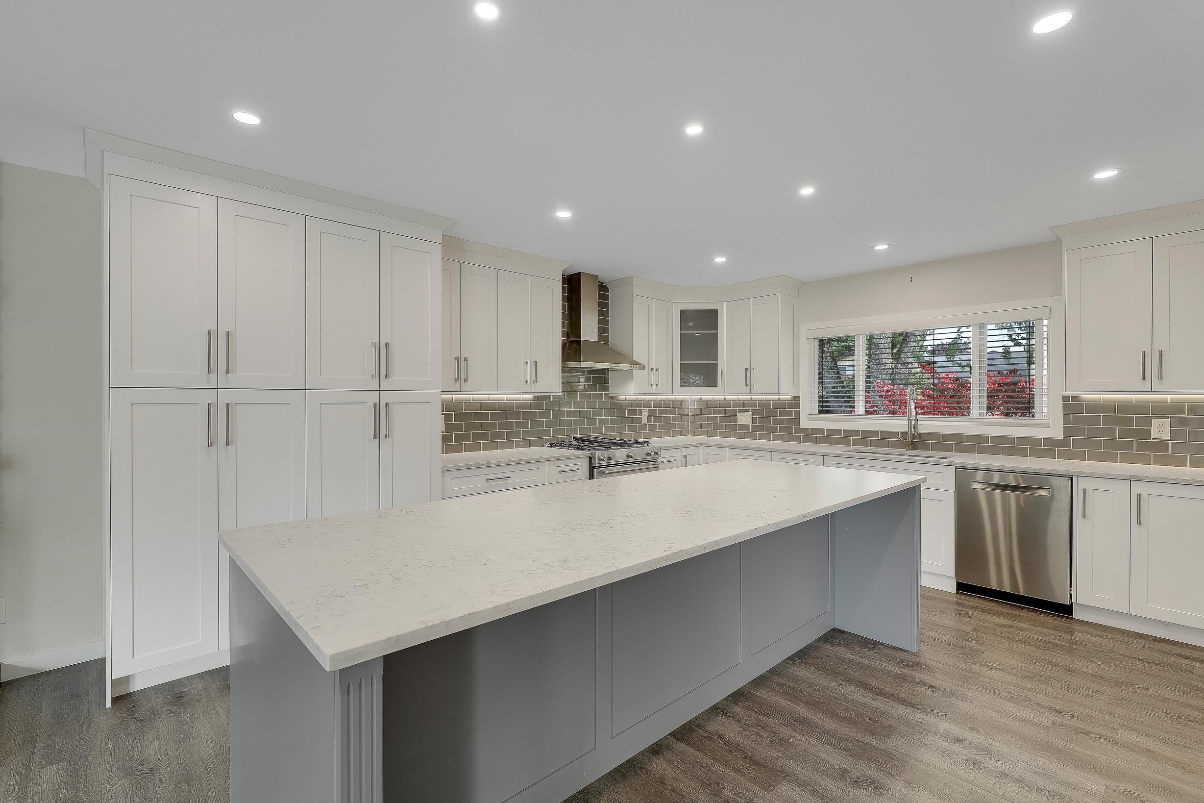 









8182


140b

Street,
Surrey,




BC
V3W 8X3

