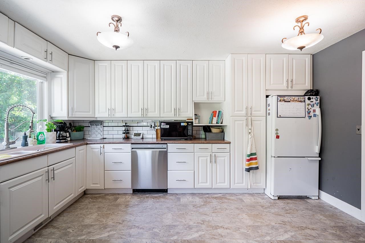 









17223


61b

Avenue,
Surrey,




BC
V3S 5M7

