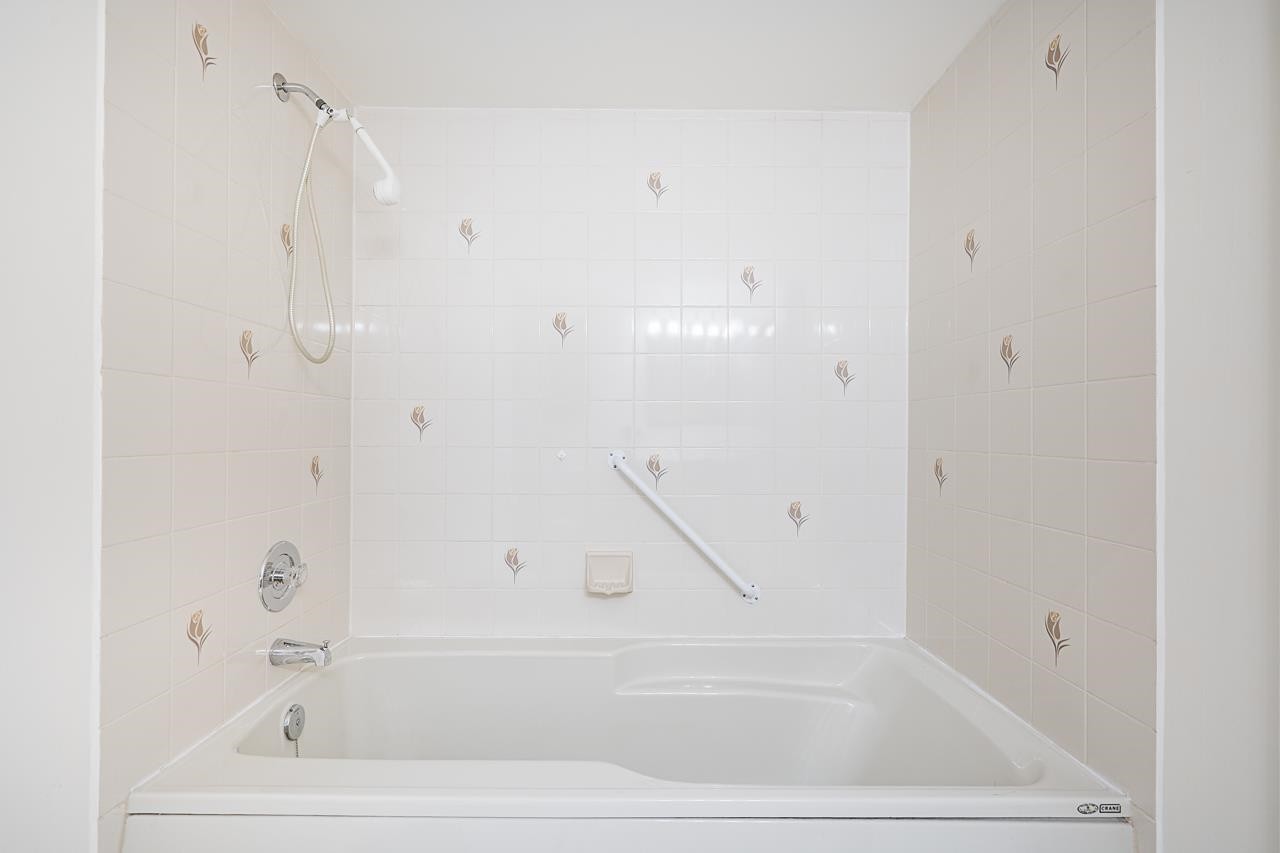 









6841


138

Street, 121,
Surrey,




BC
V3W 0A7

