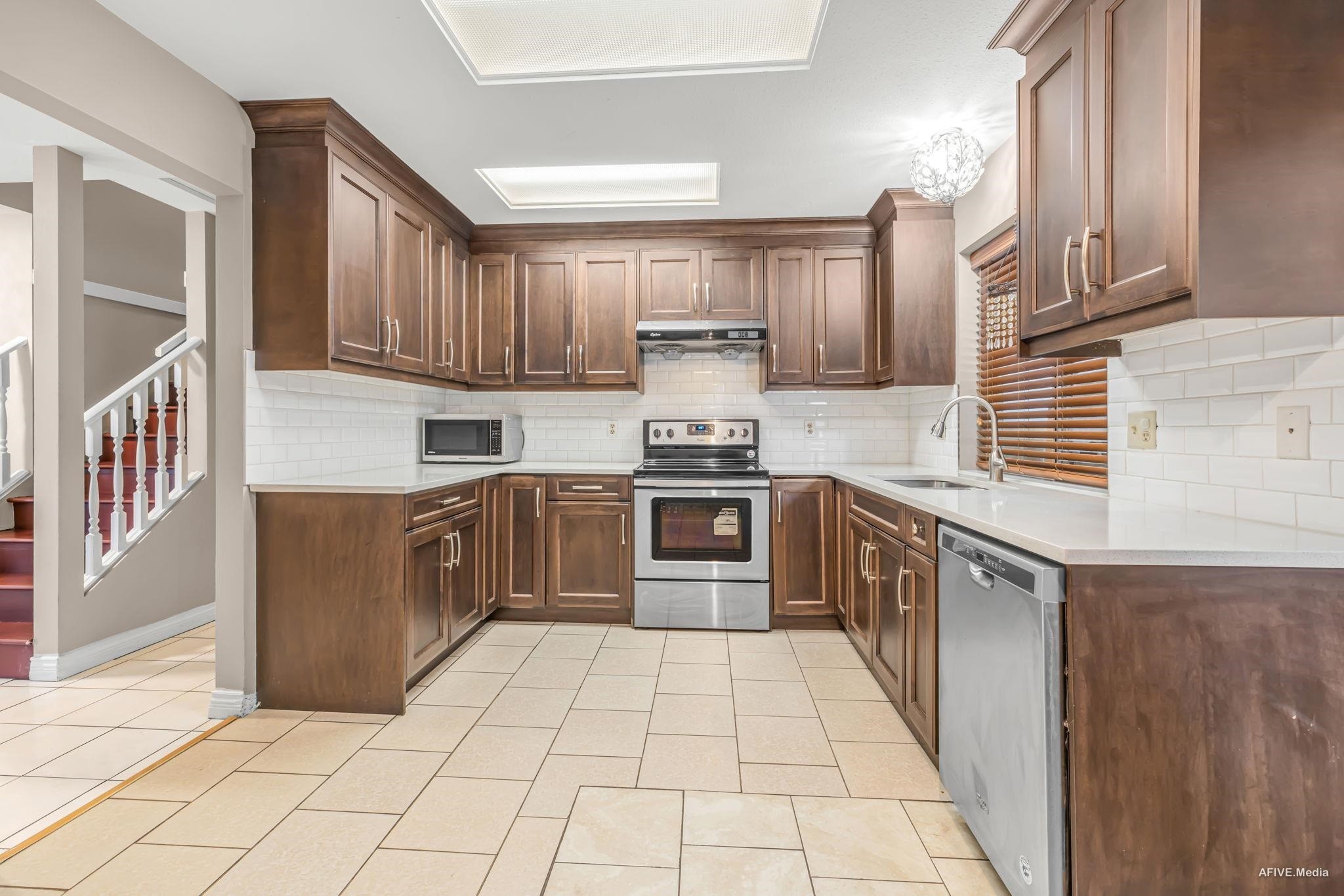 









9087


144

Street,
Surrey,




BC
V3V 5Z8

