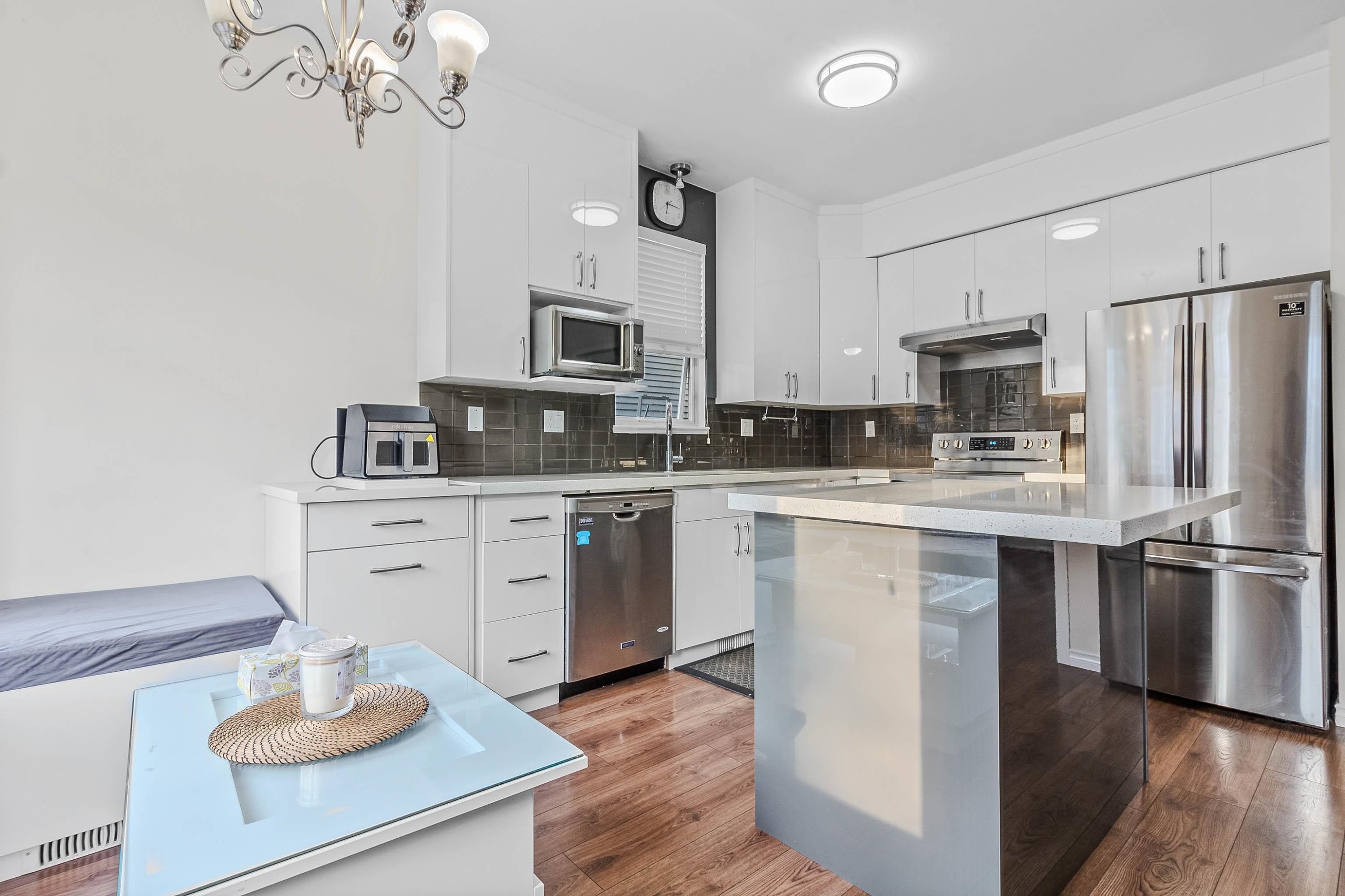 









6518


121

Street, 16,
Surrey,




BC
V3W 1C4

