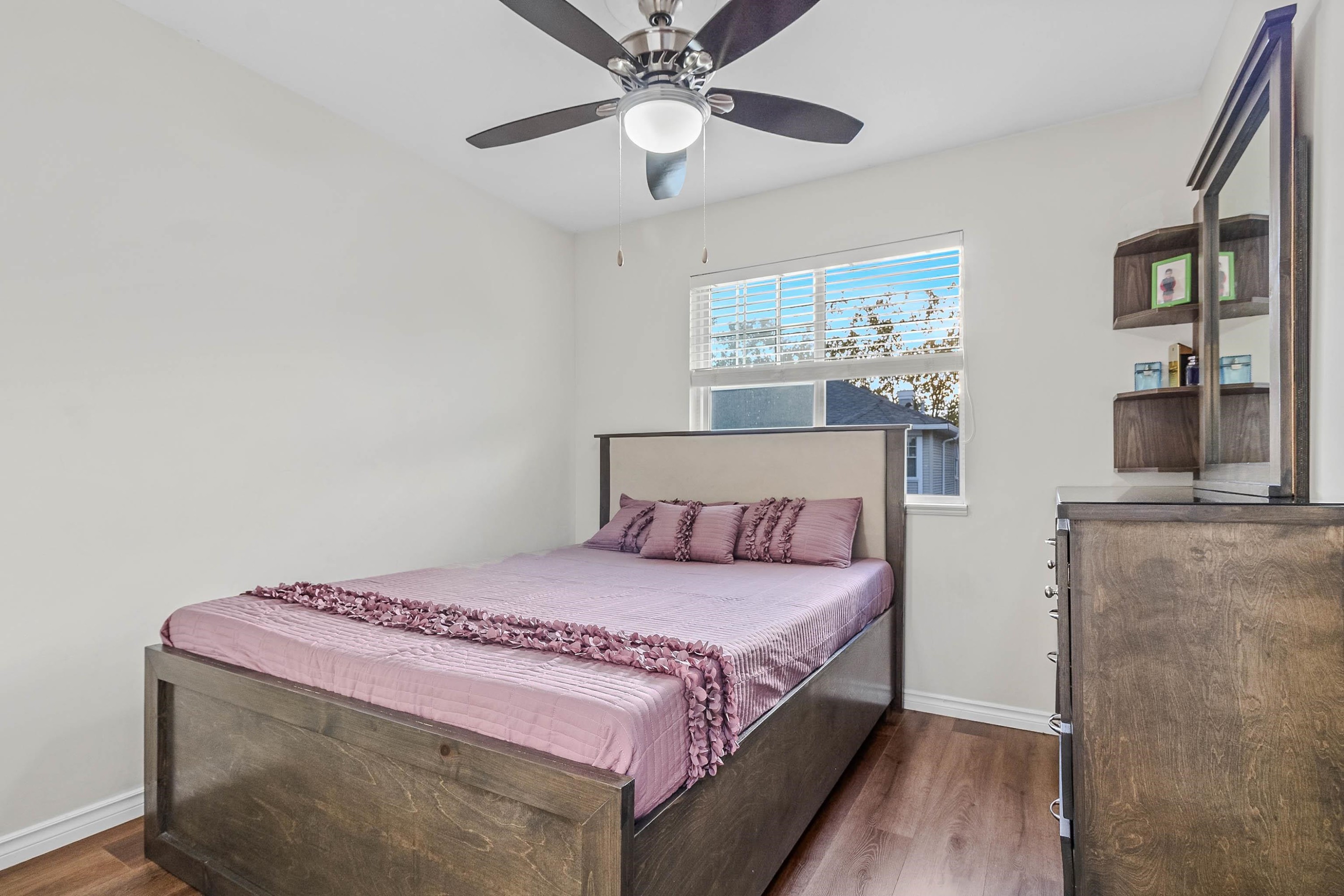 









6518


121

Street, 16,
Surrey,




BC
V3W 1C4

