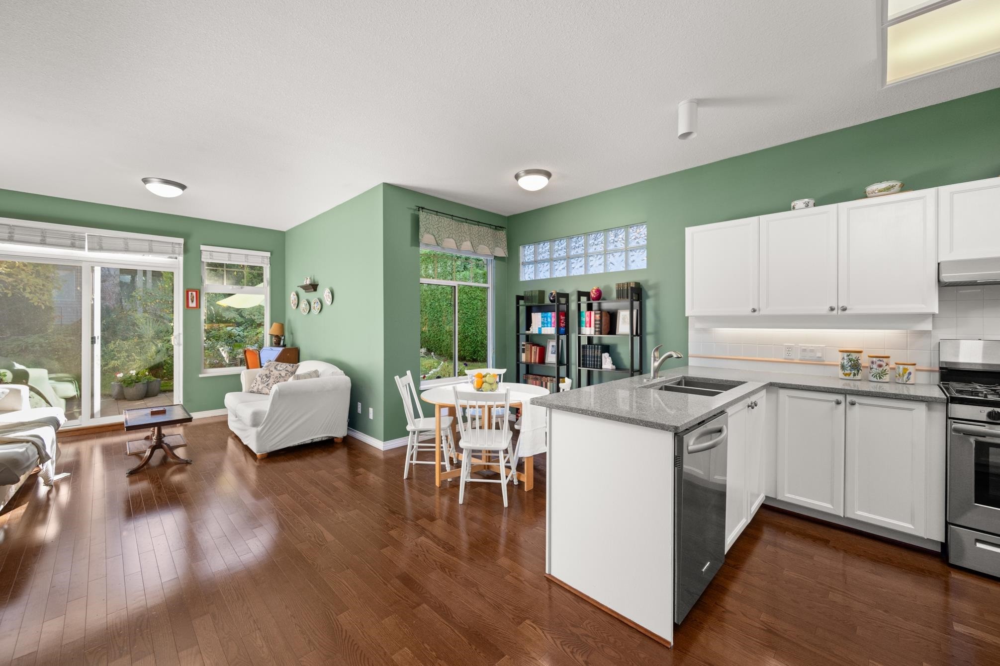 









2533


152

Street, 72,
Surrey,




BC
V4P 1N4

