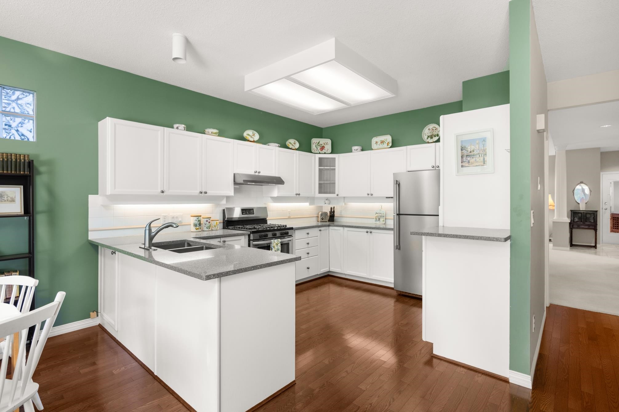 









2533


152

Street, 72,
Surrey,




BC
V4P 1N4

