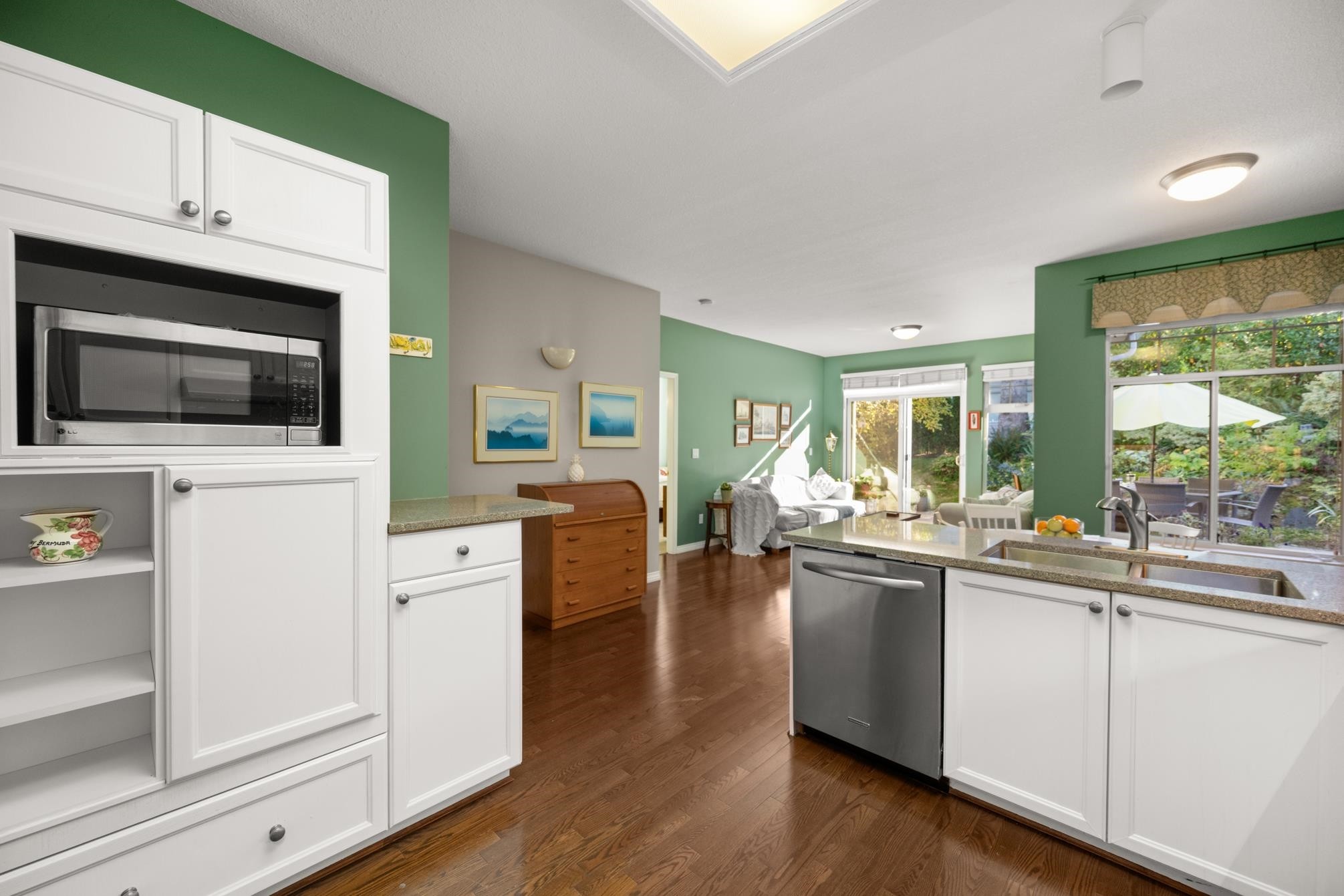 









2533


152

Street, 72,
Surrey,




BC
V4P 1N4

