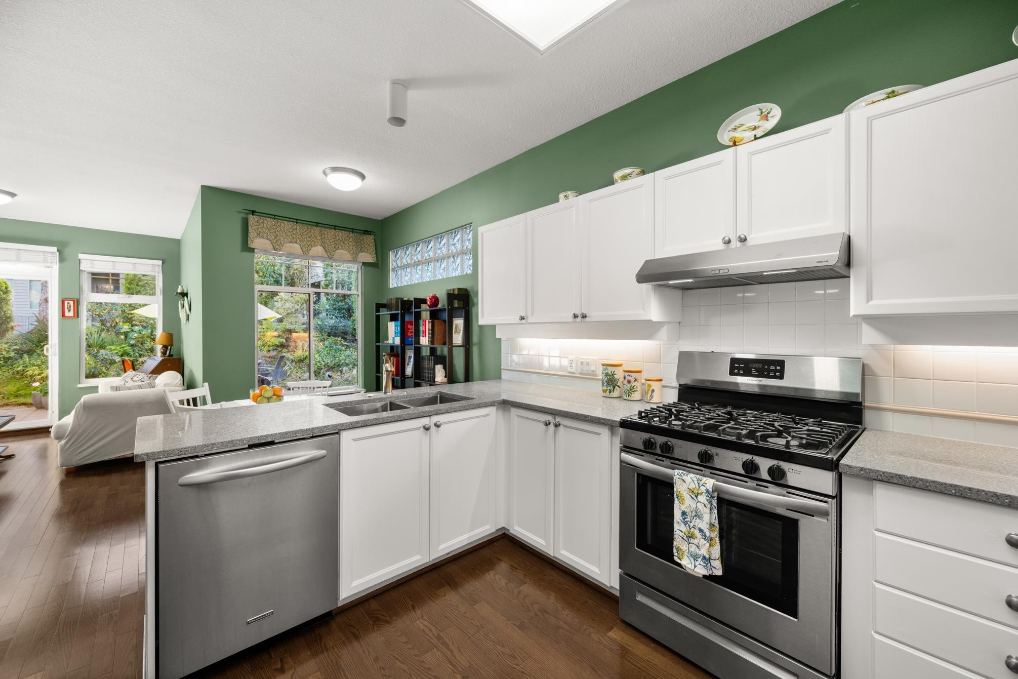 









2533


152

Street, 72,
Surrey,




BC
V4P 1N4

