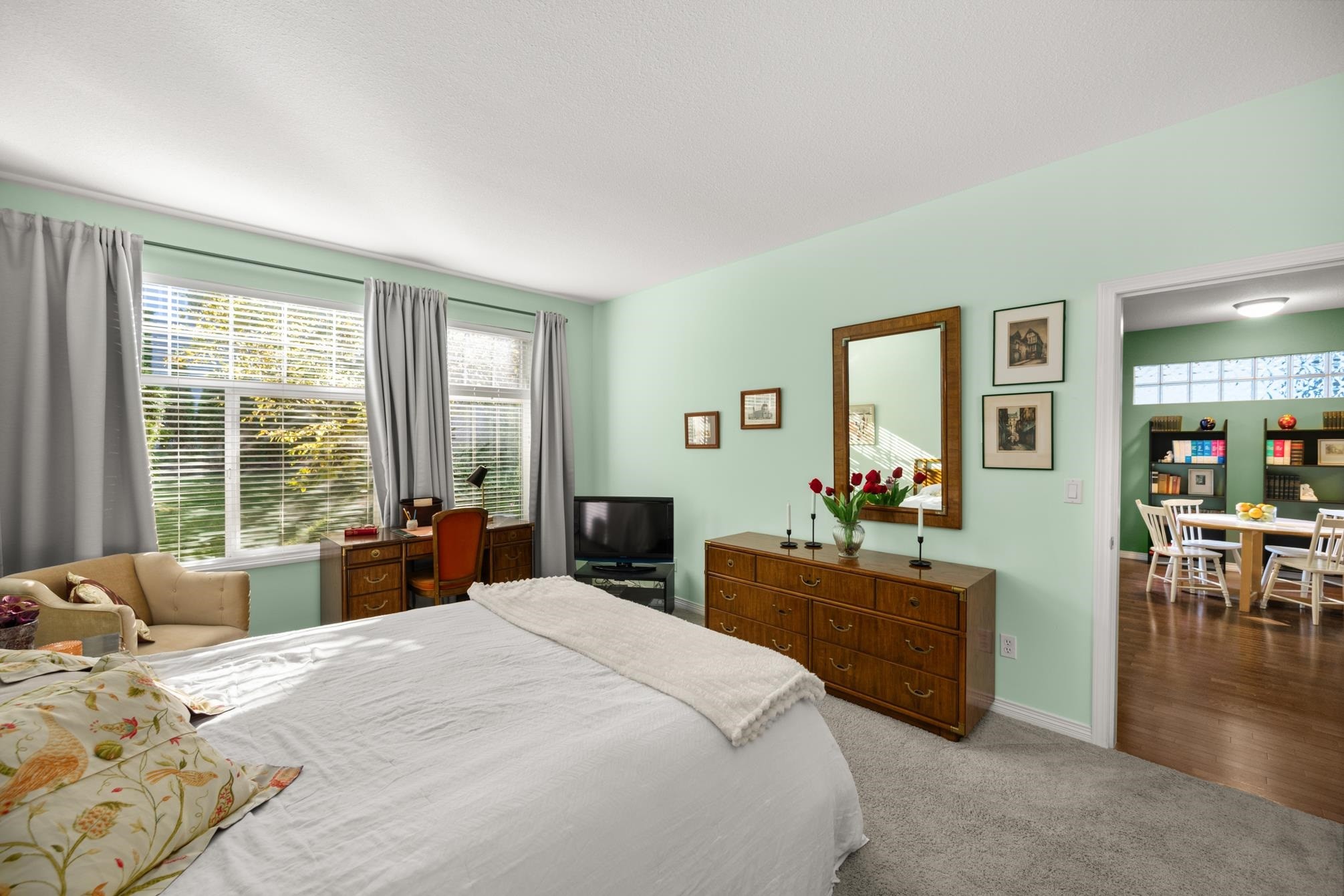 









2533


152

Street, 72,
Surrey,




BC
V4P 1N4

