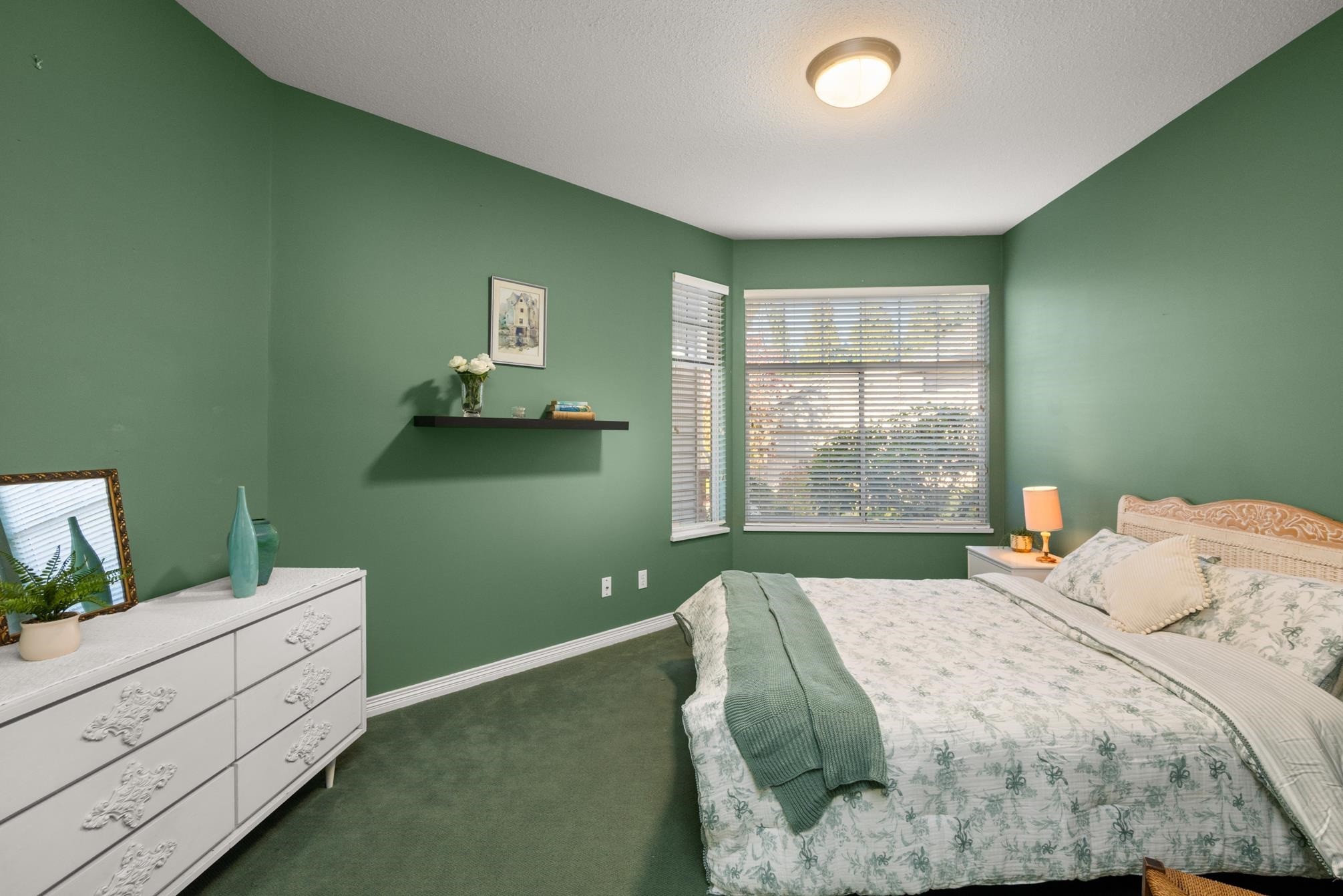 









2533


152

Street, 72,
Surrey,




BC
V4P 1N4

