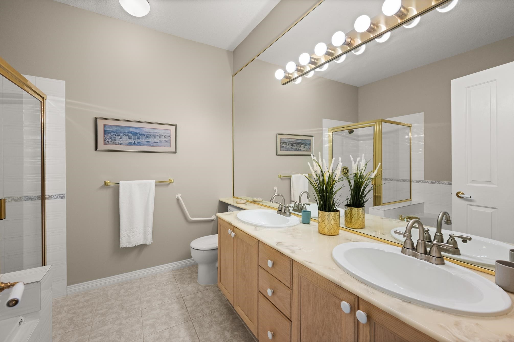 









2533


152

Street, 72,
Surrey,




BC
V4P 1N4

